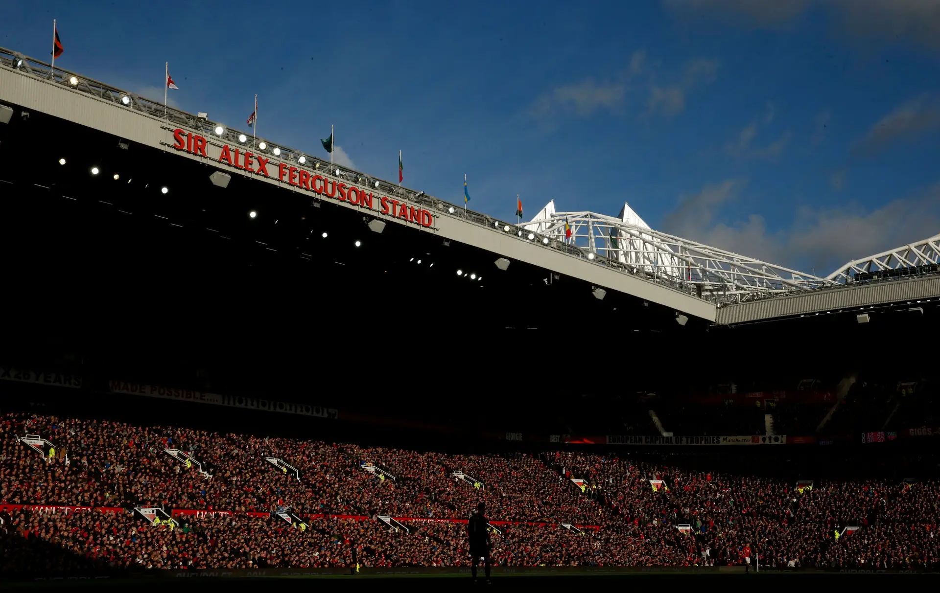 Manchester United vai introduzir zonas para espectadores em pé em Old Trafford