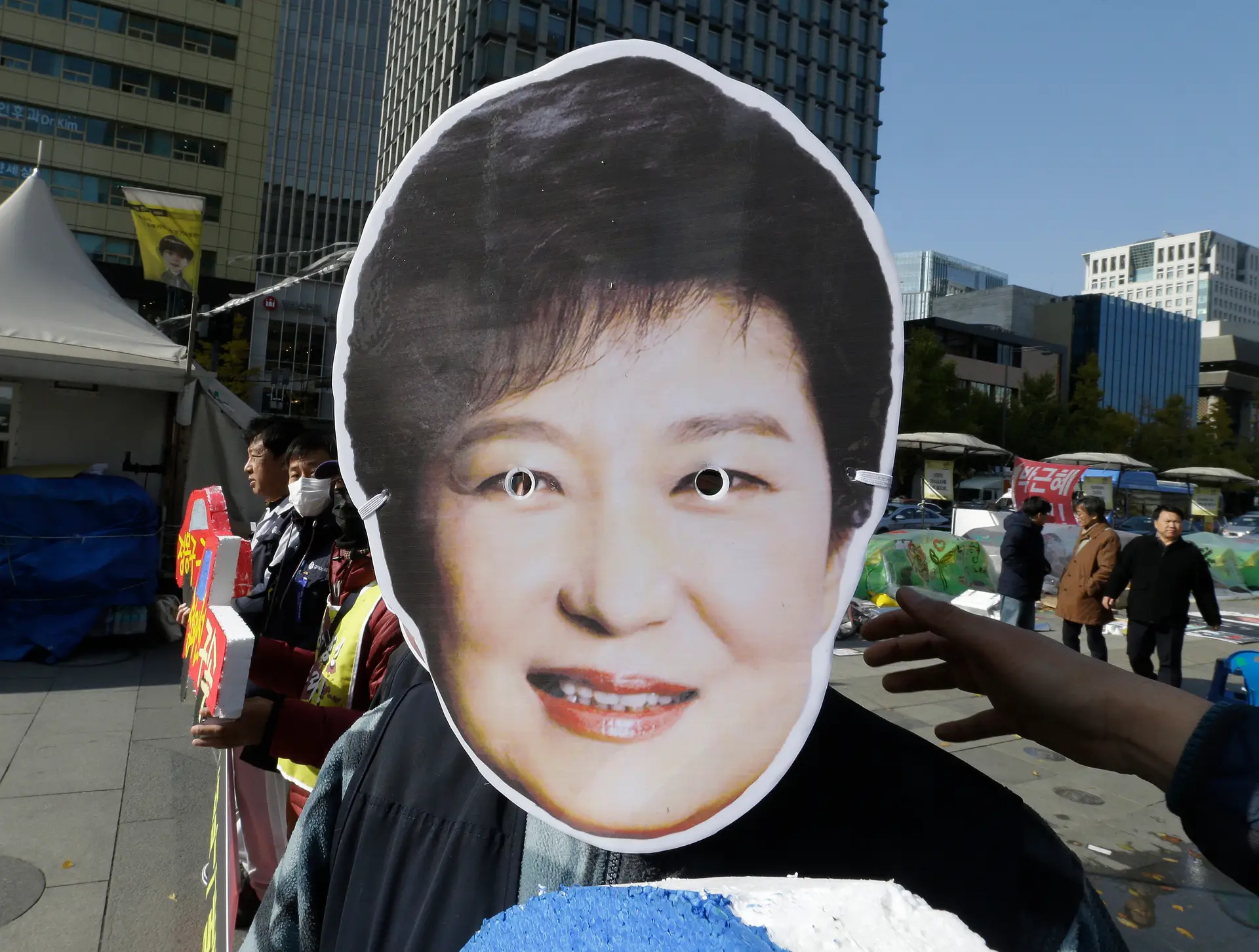Quase mil tratores a caminho de Seul para protesto contra Presidente da Coreia do Sul