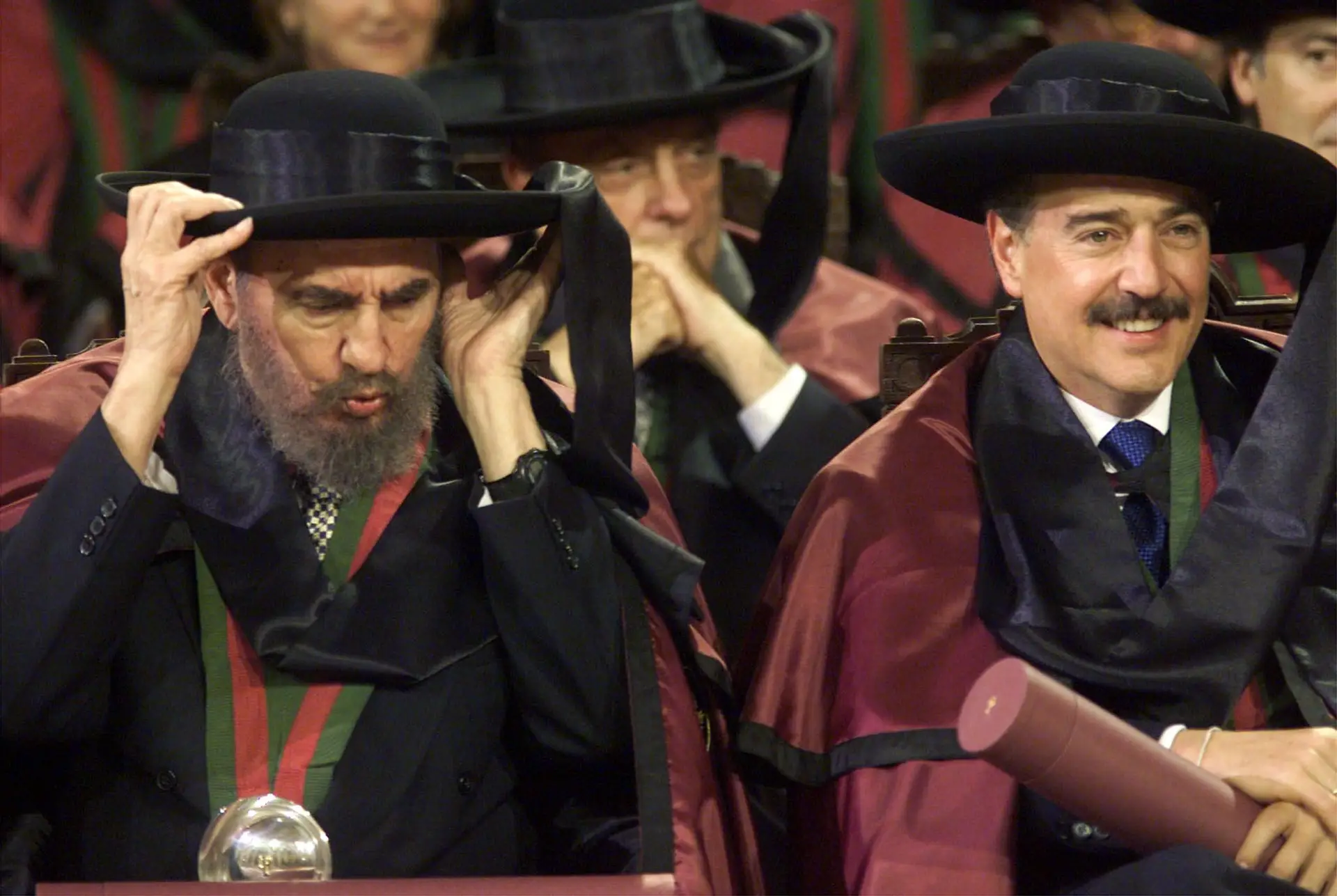 A propósito da Cimeira Iberoamericana em 1998, Fidel e os outros participantes foram feitos membros da Confraria do Vinho do Porto.