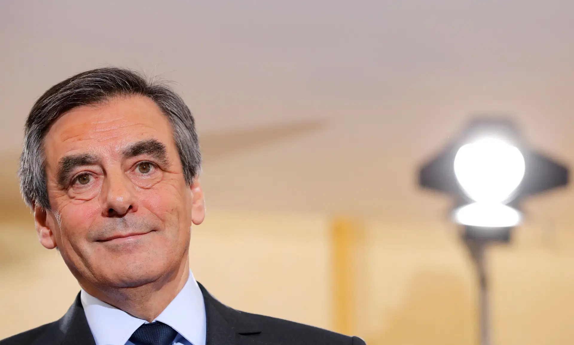 Fillon reafirma em carta aberta que serão os franceses a decidir o seu futuro