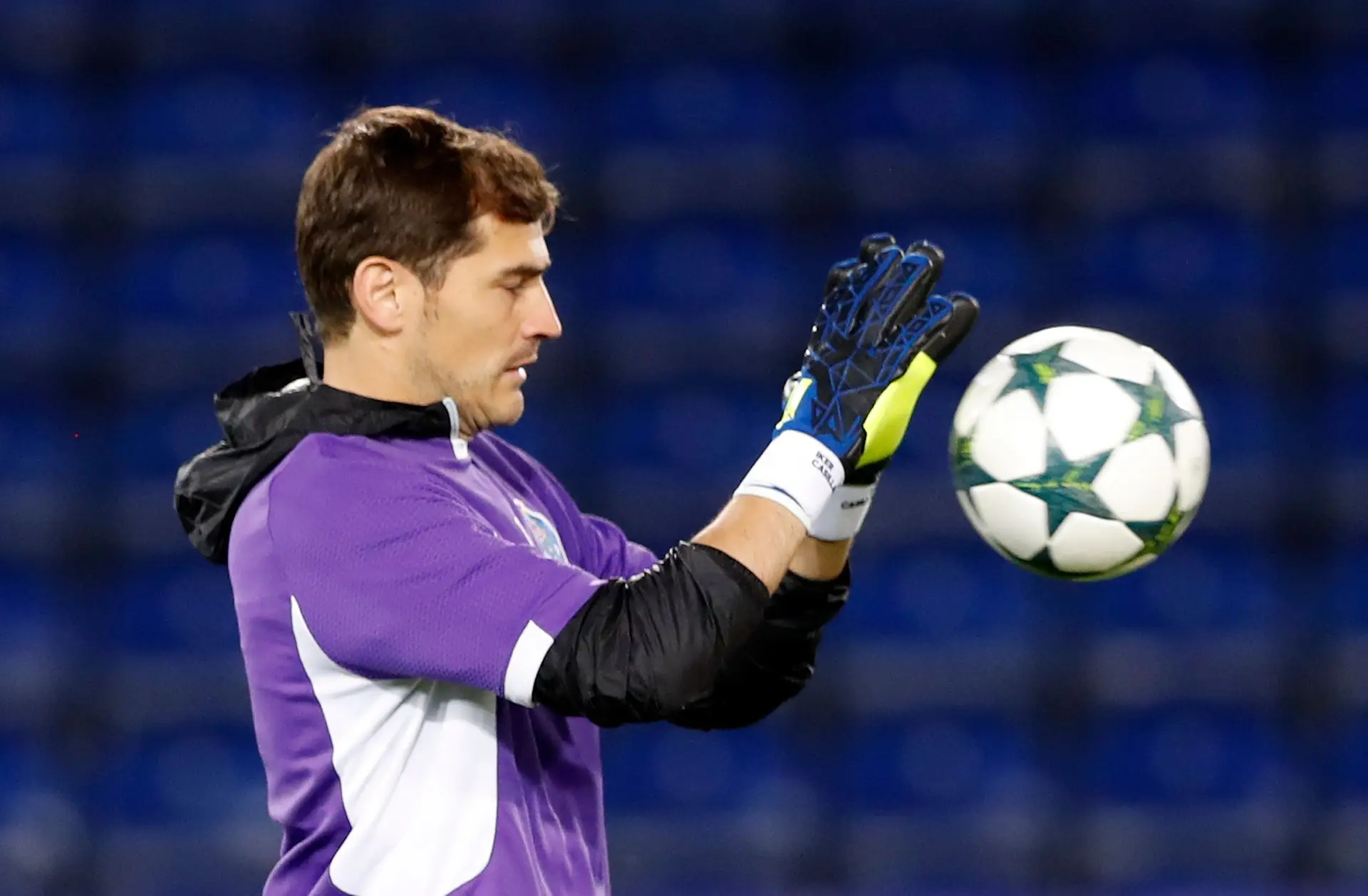 "As minhas condolências pelo acidente de avião em que viajava a Chapecoense. É um momento muito duro para o futebol. Muito ânimo e força", futebolista espanhol Iker Casillas, do FC Porto (no Twitter).