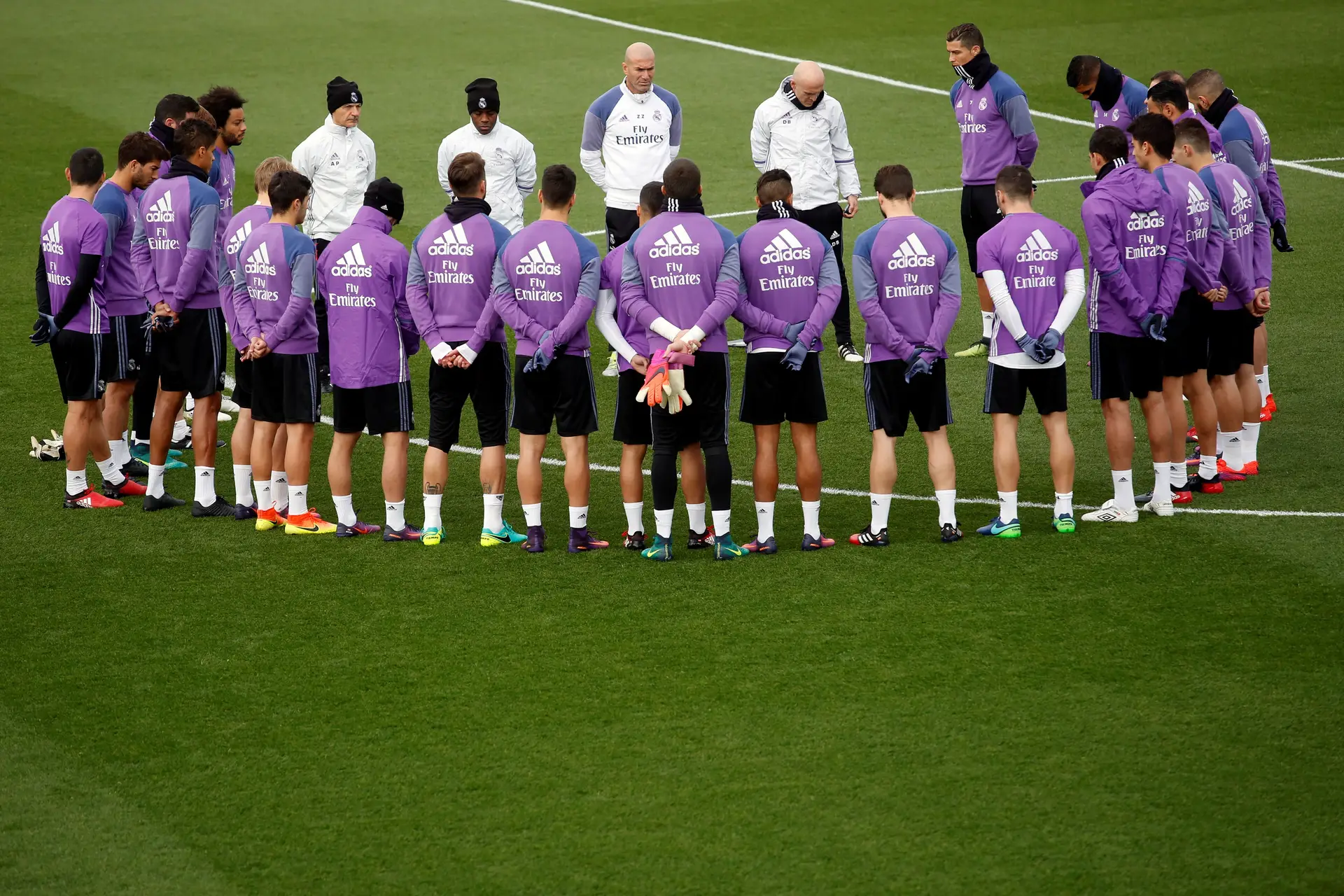 Real Madrid cumpre minuto de silêncio antes do treino