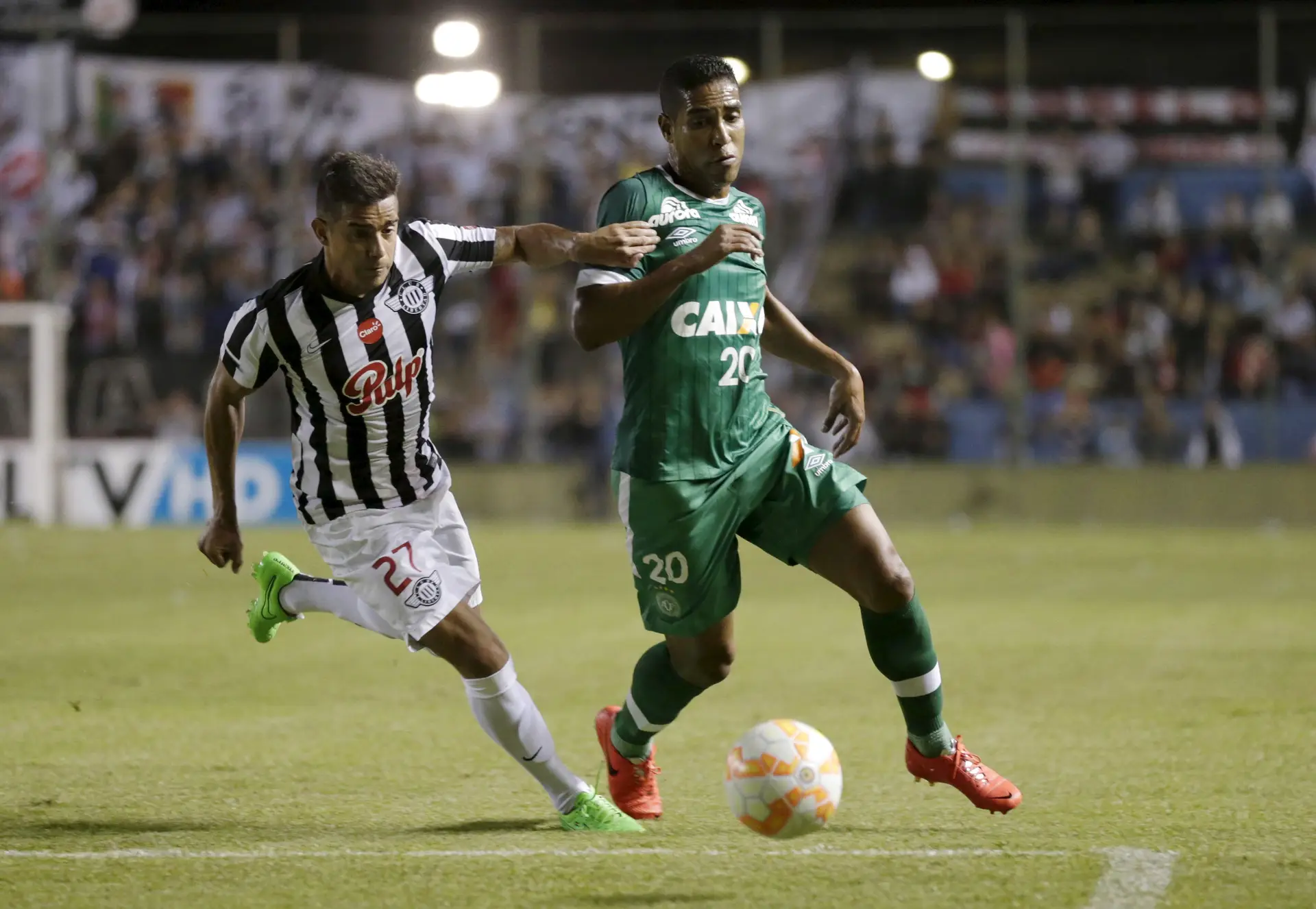 O médio brasileiro Cléber Santana tinha 35 anos e estava na Chapecoense desde 2015. Durante a longa carreira, representou equipas como o Santos, Atlético Madrid, São Paulo ou Kashiwa Reysol.