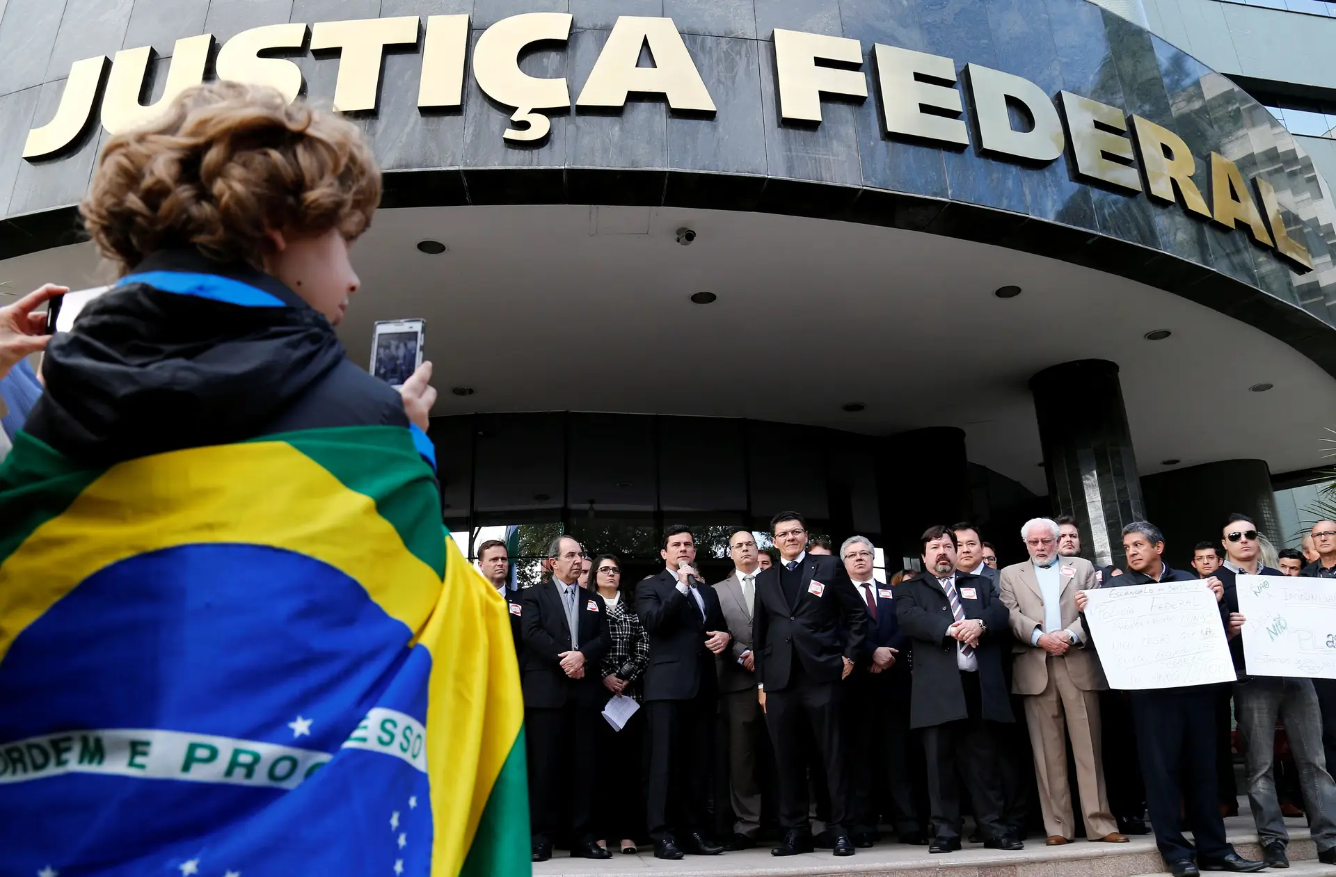 Deputados brasileiros aprovam leis contra corrupção e incluem punição a juízes