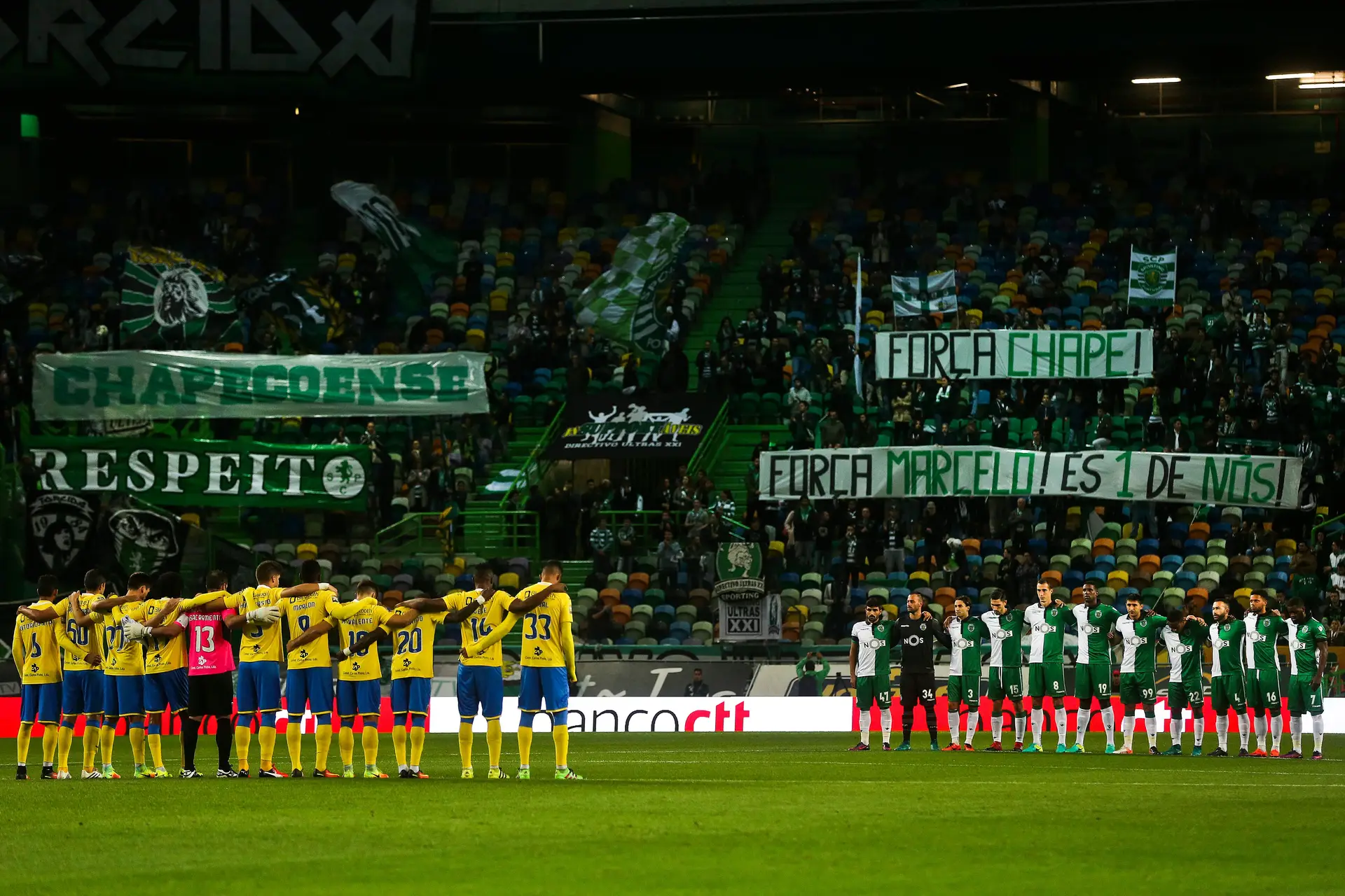 Foi assinalado um minuto de silêncio antes do início do encontro, em memória das vítimas da tragédia com a Chapecoense.