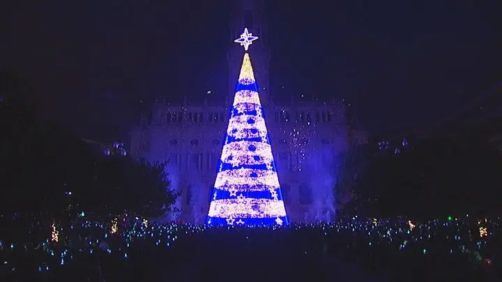Árvore gigante, concertos e pista de gelo animam Natal no Porto