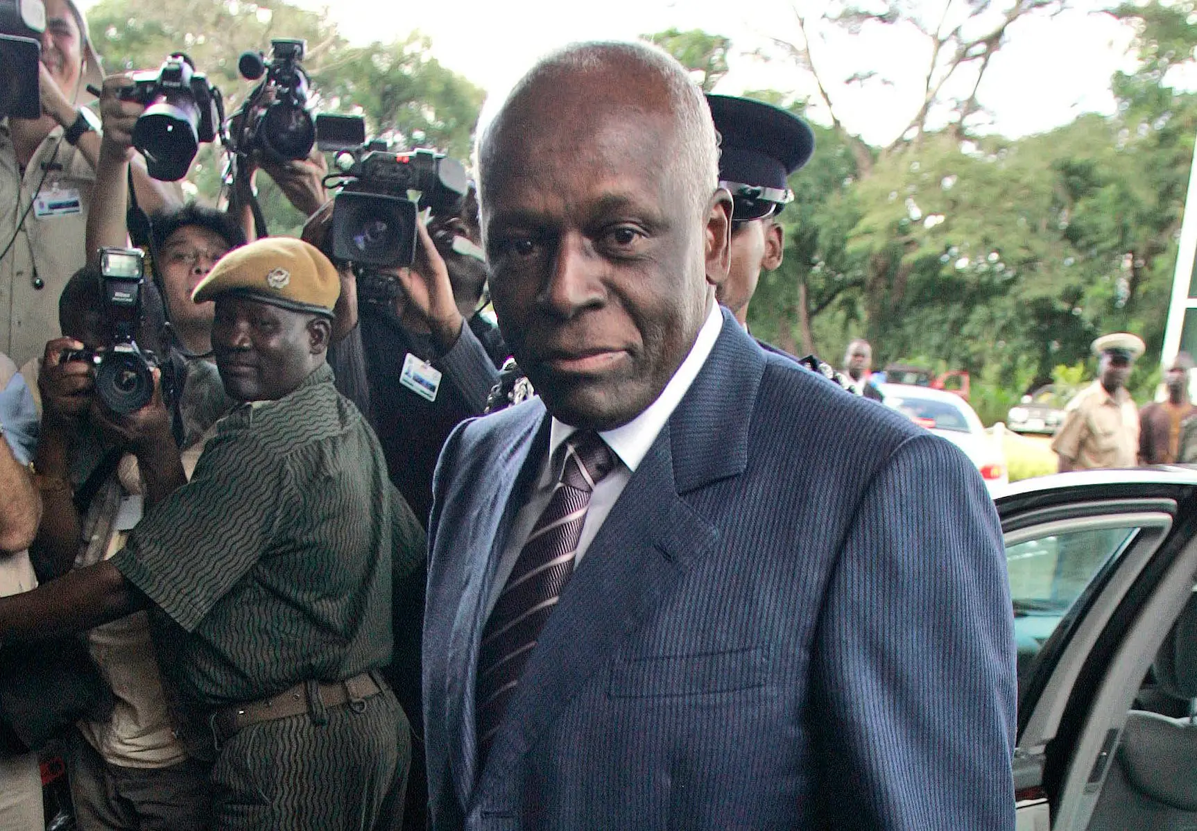 José Eduardo dos Santos entrega gestão das exportações angolanas ao vice-PR