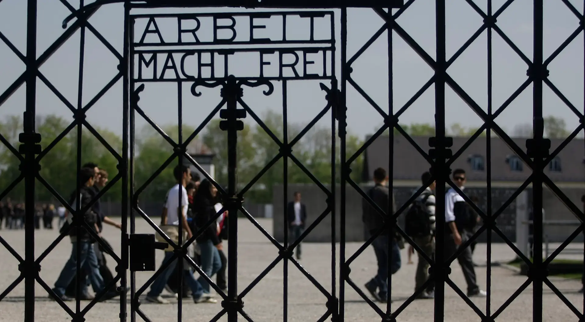 Portão de Dachau roubado há dois anos foi encontrado na Noruega