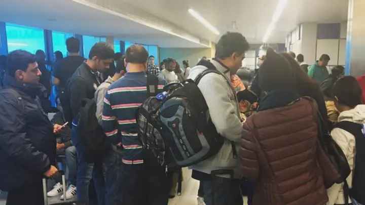 Passageiros do voo da Qatar Airways prosseguem viagem esta 2ª feira de manhã