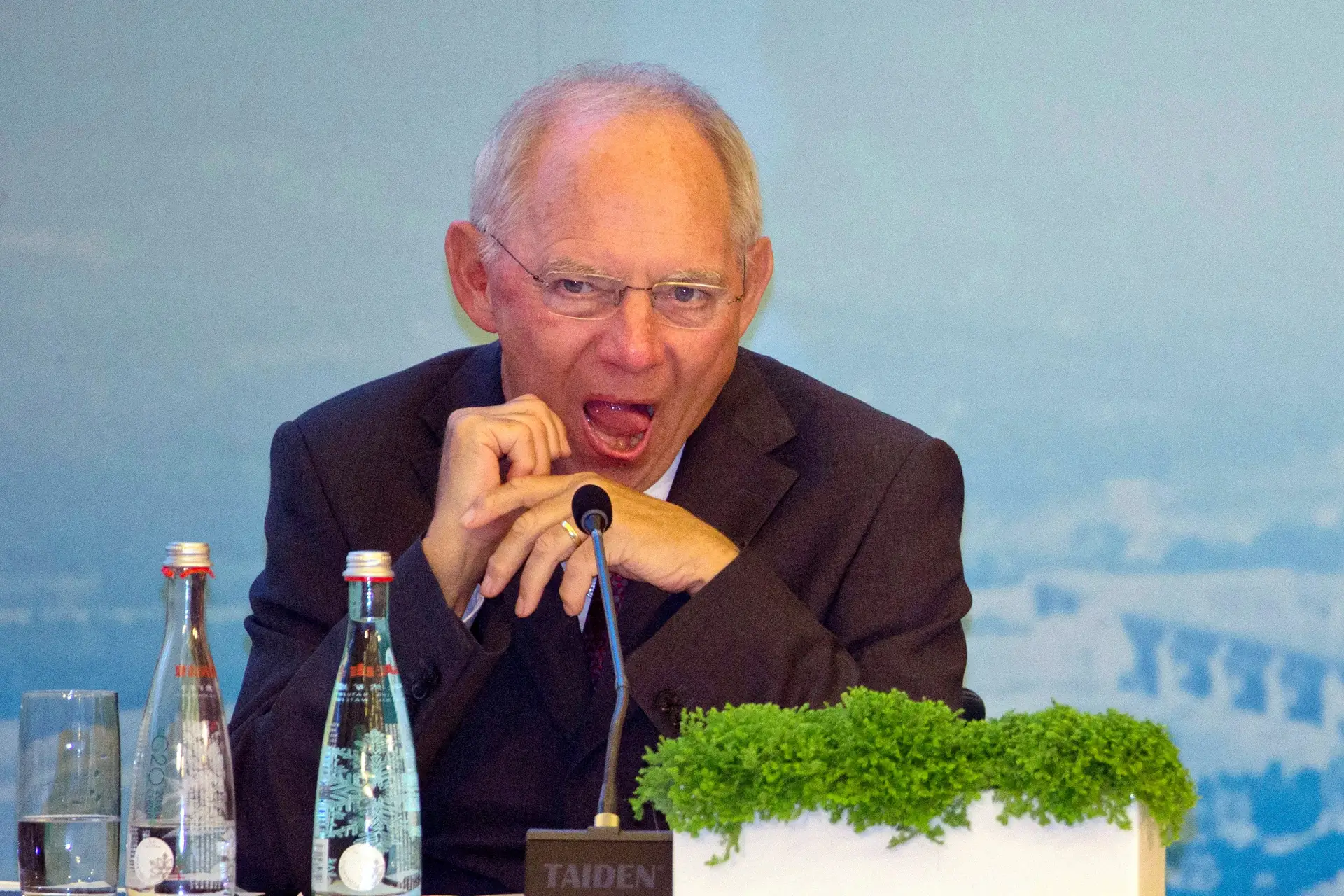 Schäuble avisa que a Grécia terá que fazer mais reformas para continuar no Euro