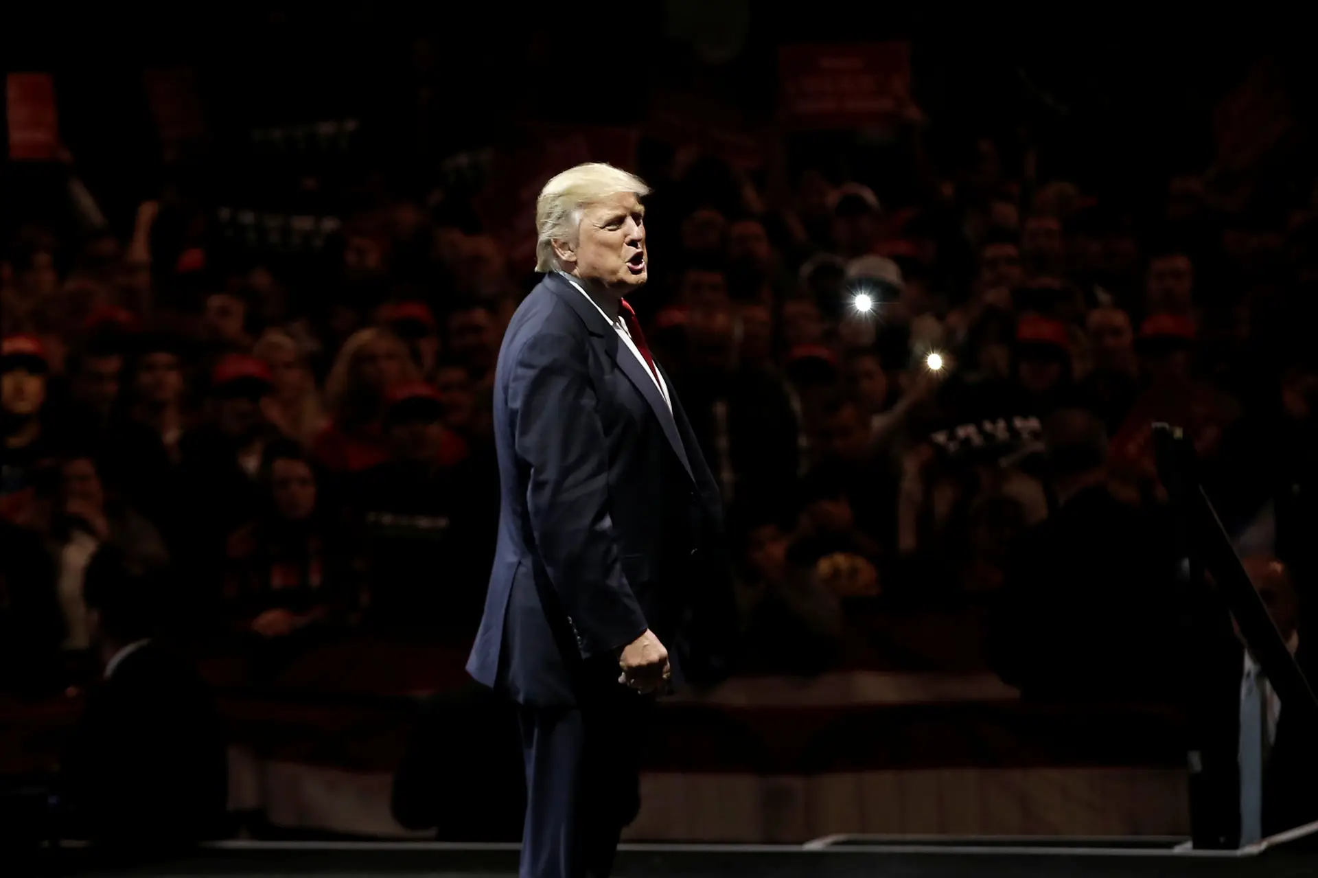 China adverte Trump que único modo de cooperar é respeitando princípio "uma só China"