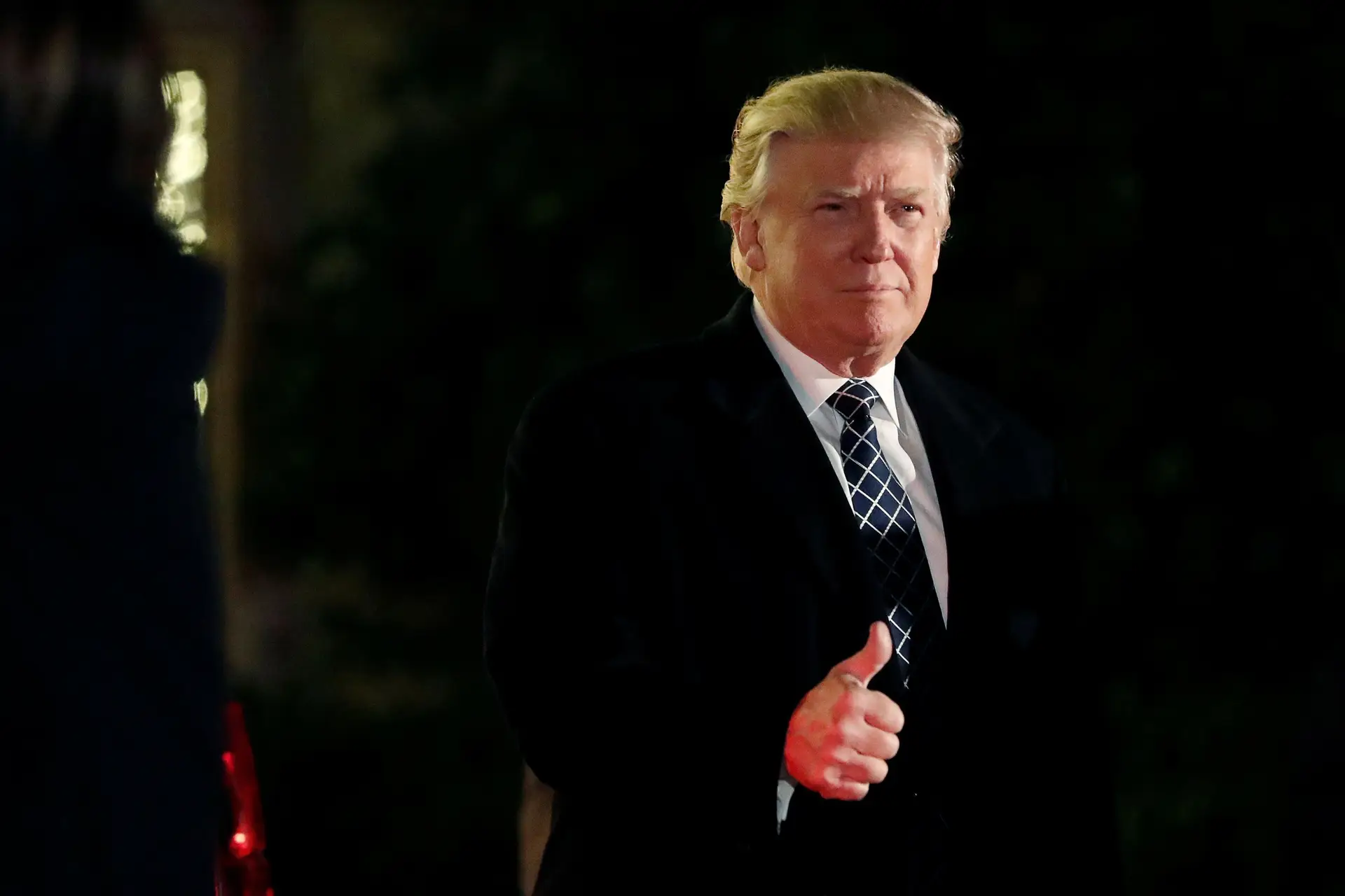 Trump diz que muro na fronteira terá "portas grandes e bonitas" para imigrantes legais
