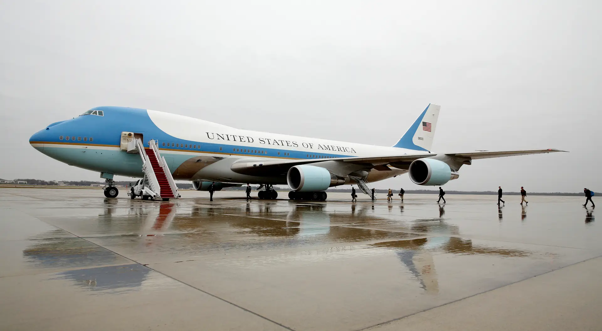 Trump diz que novo Air Force One é muito caro e quer cancelar avião presidencial