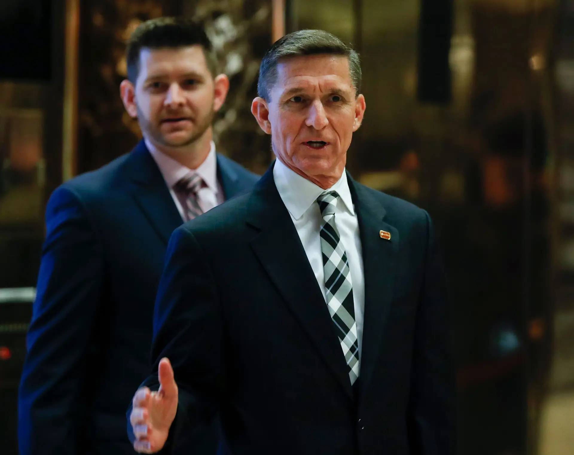 Michael Flynn Jr, atrás do pai, que também é assessor de Trump.