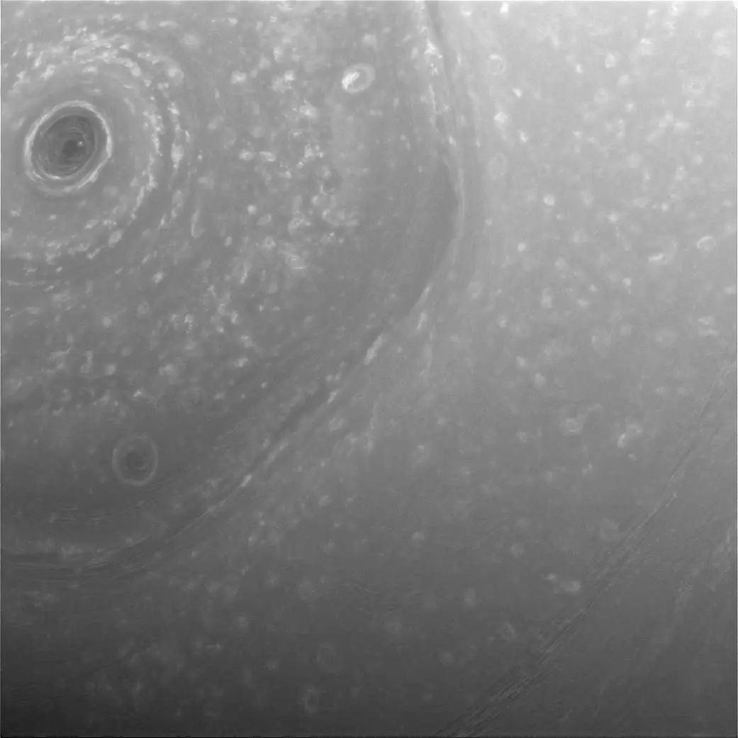 Sonda Cassini envia as primeiras imagens de "mergulho" nos anéis de Saturno