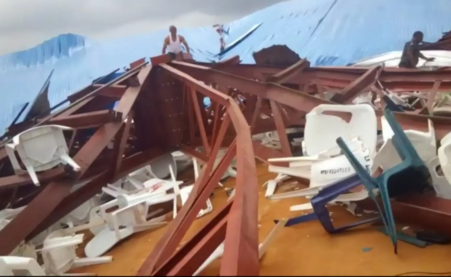 Colapso do teto de uma igreja na Nigéria faz dezenas de mortos