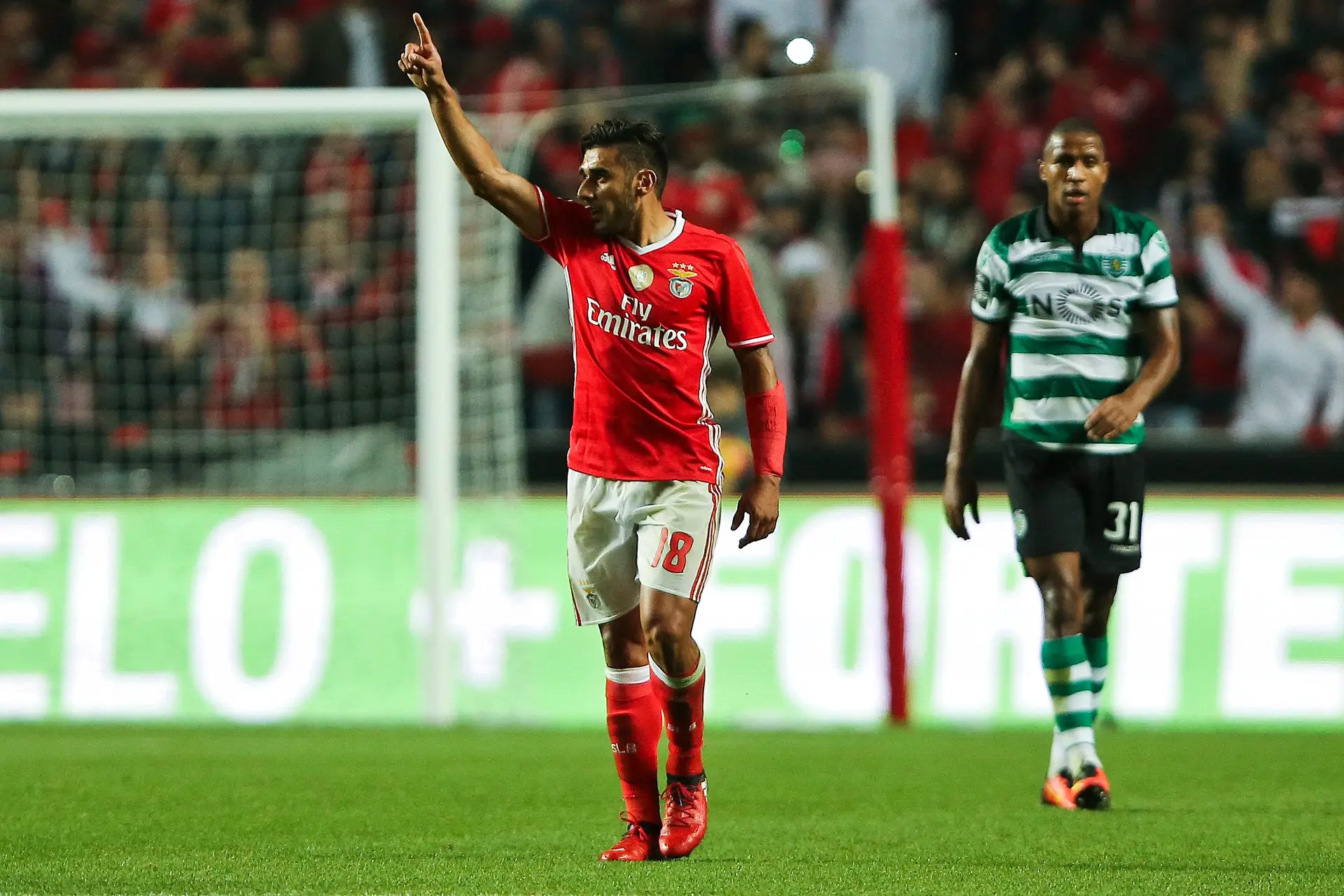 Benfica vence Sporting por 2-1 e reforça liderança da I Liga de futebol