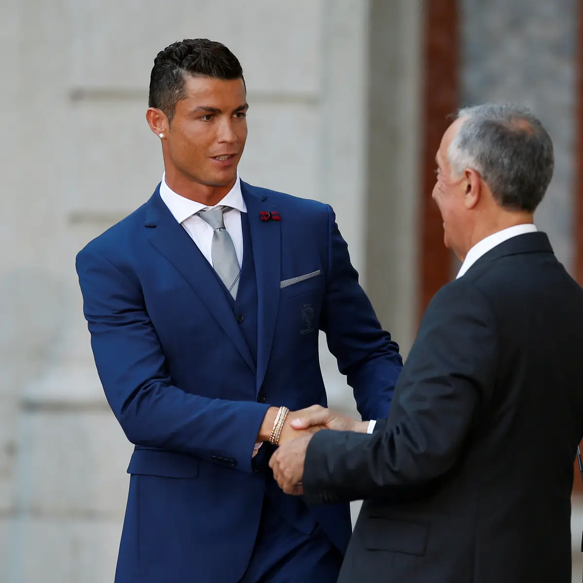 Cristiano Ronaldo ri-se da Bola de Ouro entregue a um jogador reformado