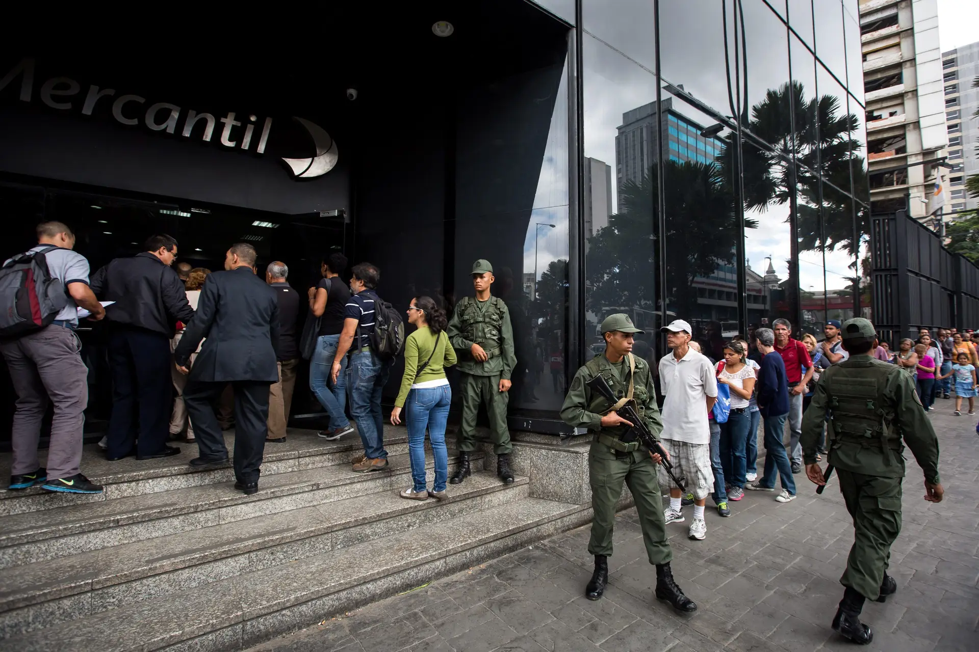 Bancos venezuelanos fortemente vigiados