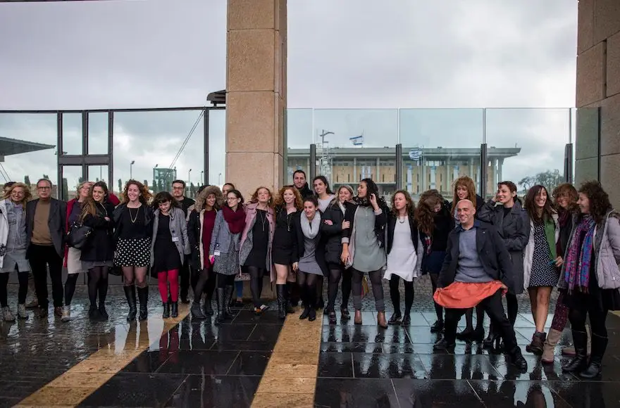 Mulheres em protesto contra veto de minissaias em Israel