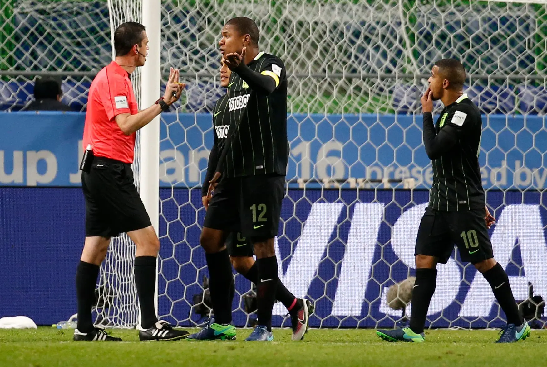 Jogadores do Atlético Nacional criticam recurso ao vídeo-árbitro