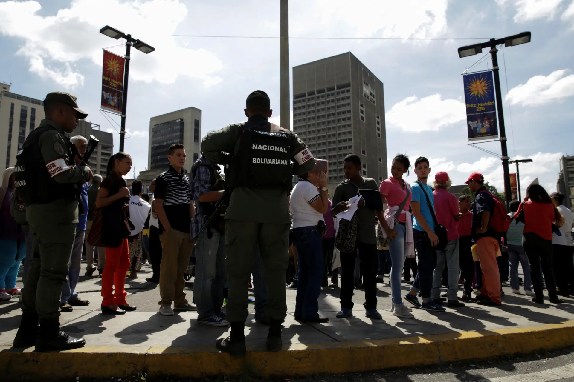 Venezuelanos impedidos de receber salários por falta de notas nos bancos