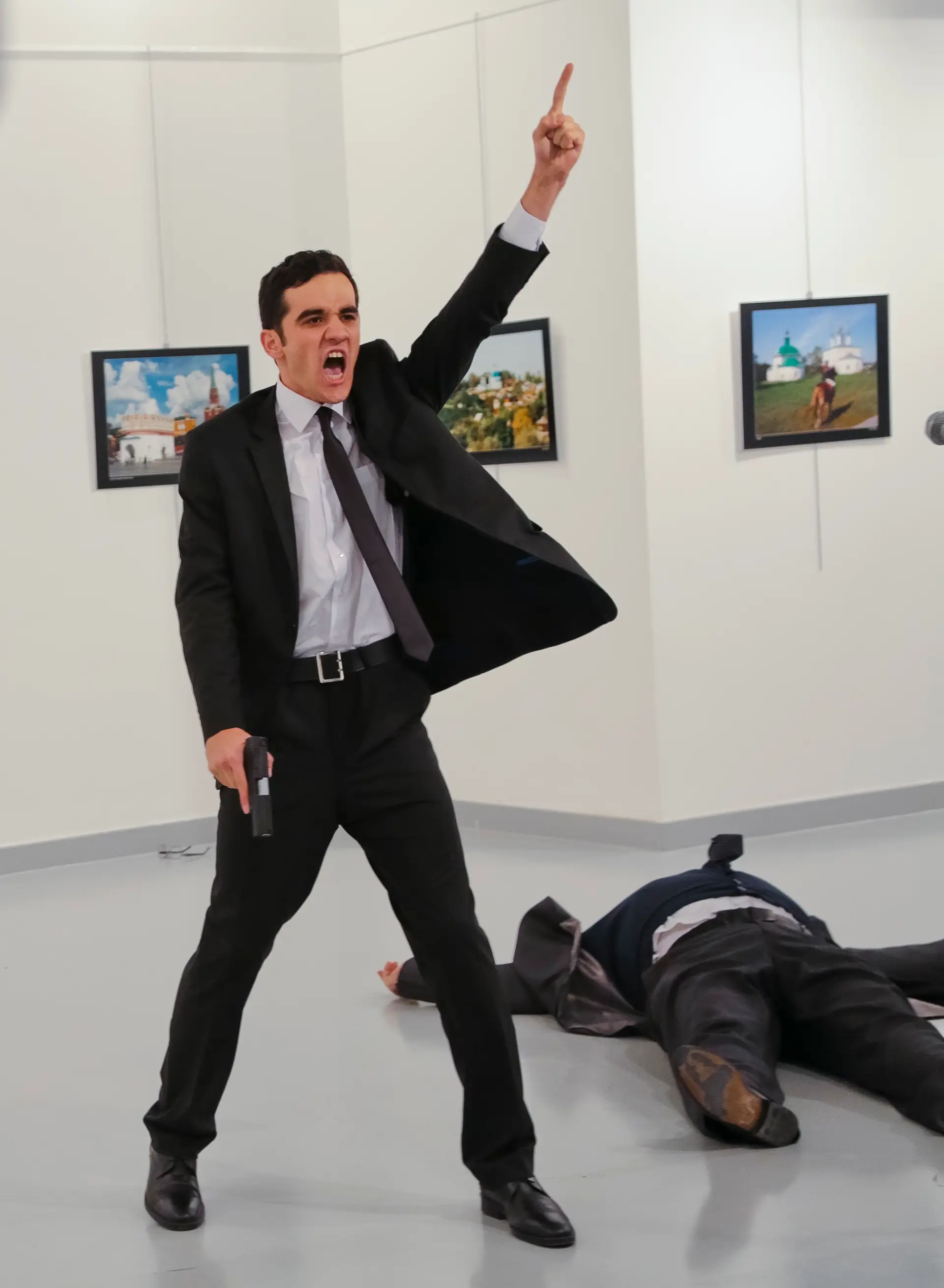 World Press Photo of the Year - 1º prémio individual. "An Assassination in Turkey" - Imagem do assassinato do embaixador russo na Turquia, a sequência de fotos foi feita antes, durante e depois do polícia ter disparado vários tiros sobre o embaixador, a 19 de dezembro de 2016. Burhan Ozbilici, Turquia.