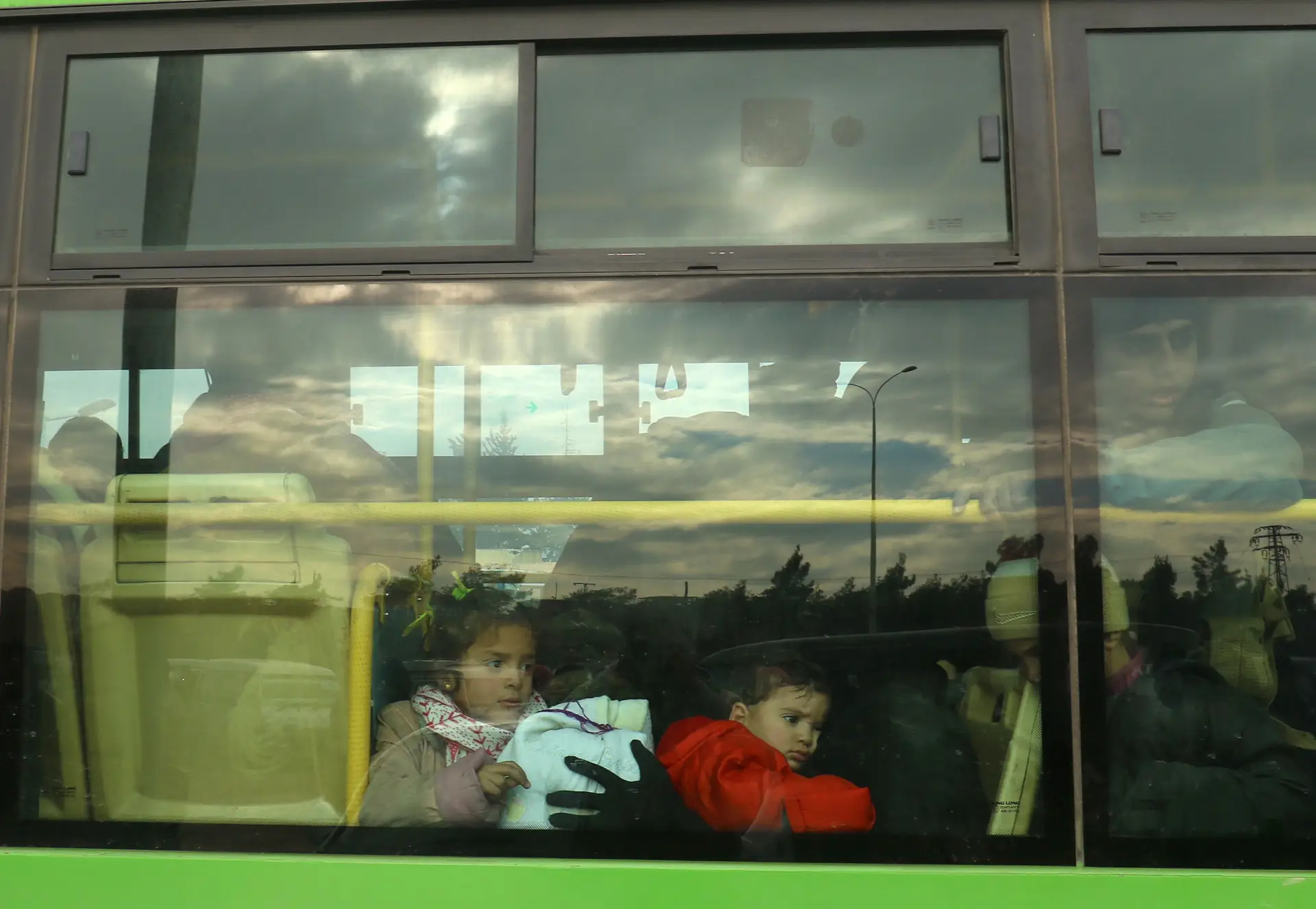 Dezenas de crianças órfãs retiradas de Alepo