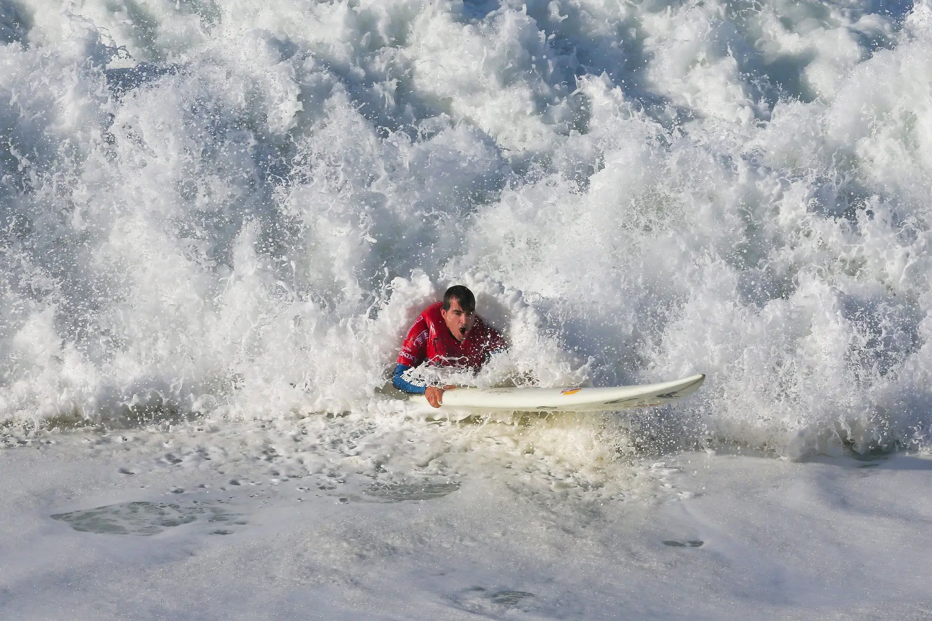 Surfista Hugo Vau diz que o Nazaré Challenge é reconhecimento de trabalho solitário