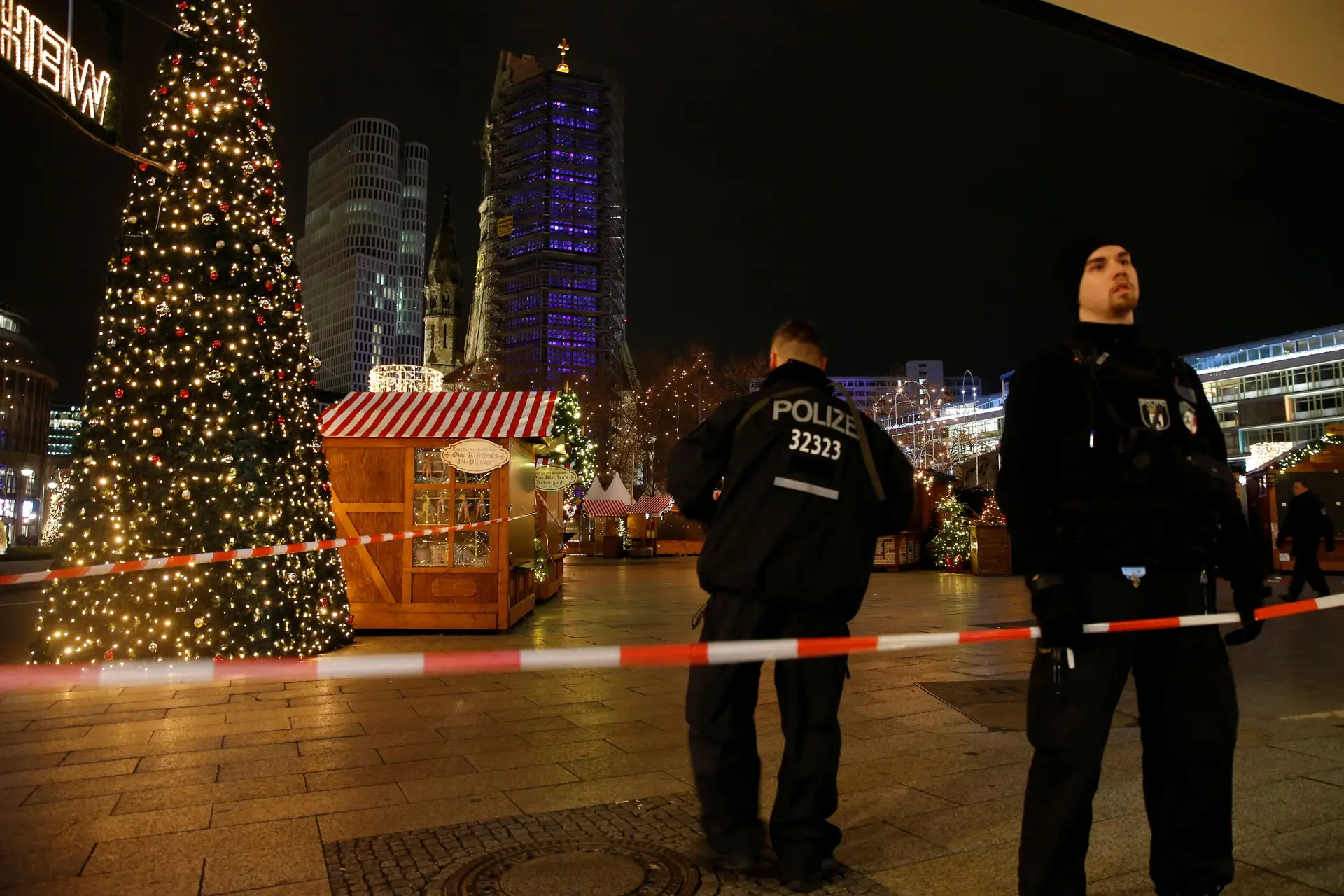 Polícia reforça vigilância em mercados de Natal em Manchester