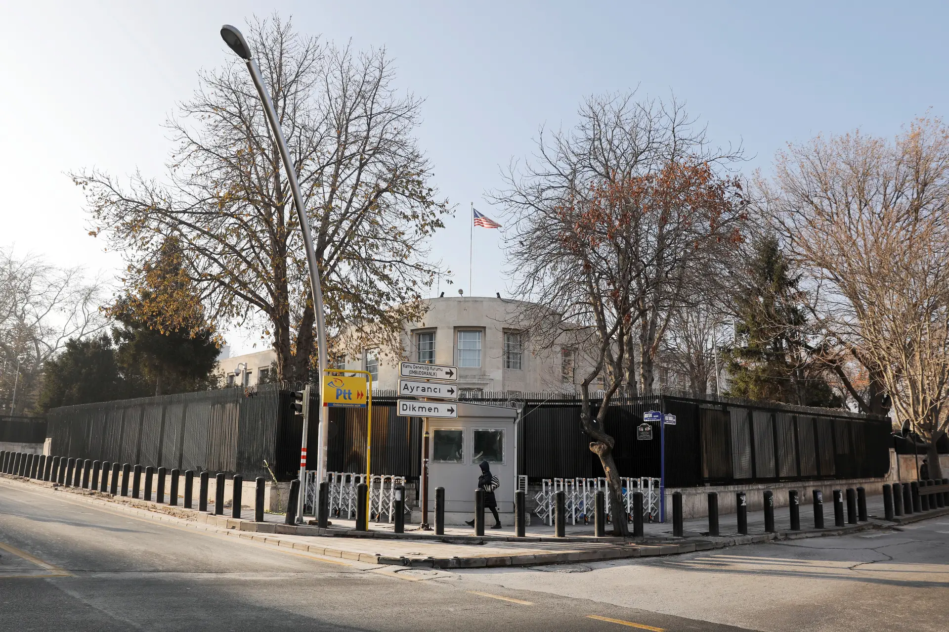 Tiros frente à embaixada dos EUA na Turquia
