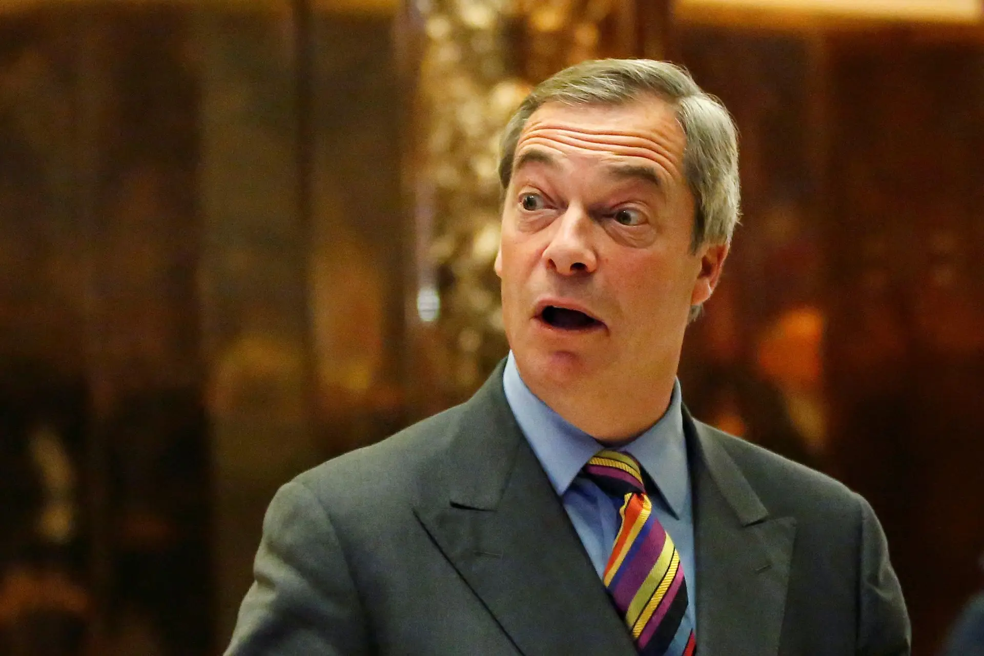 Nigel Farage à entrada da Trump Tower em Manhattan, Nova Iorque.