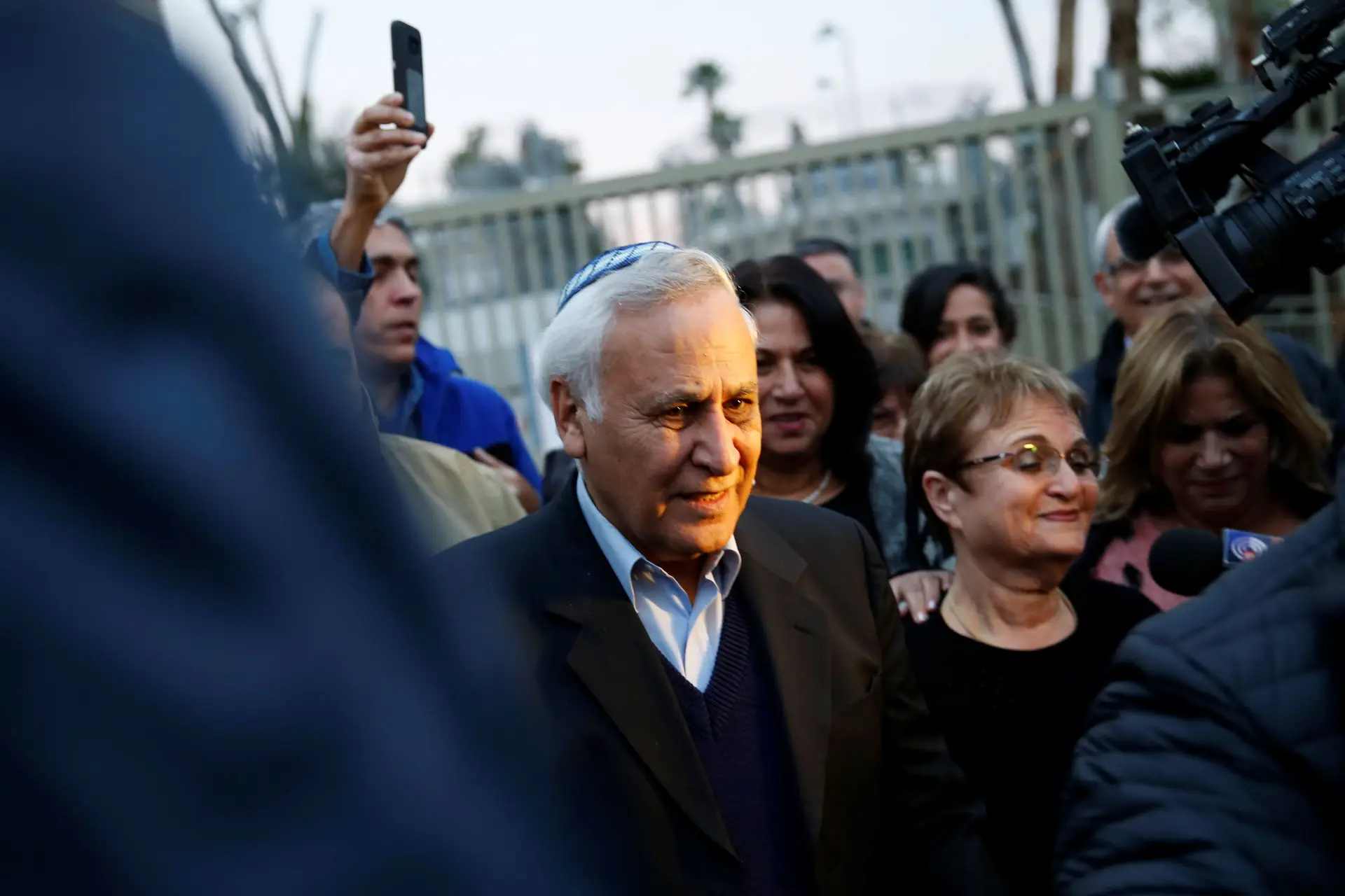 Ex-Presidente israelita em liberdade após cumprir pena por violação