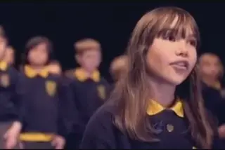 O emocionante vídeo de uma menina autista a cantar Hallelujah