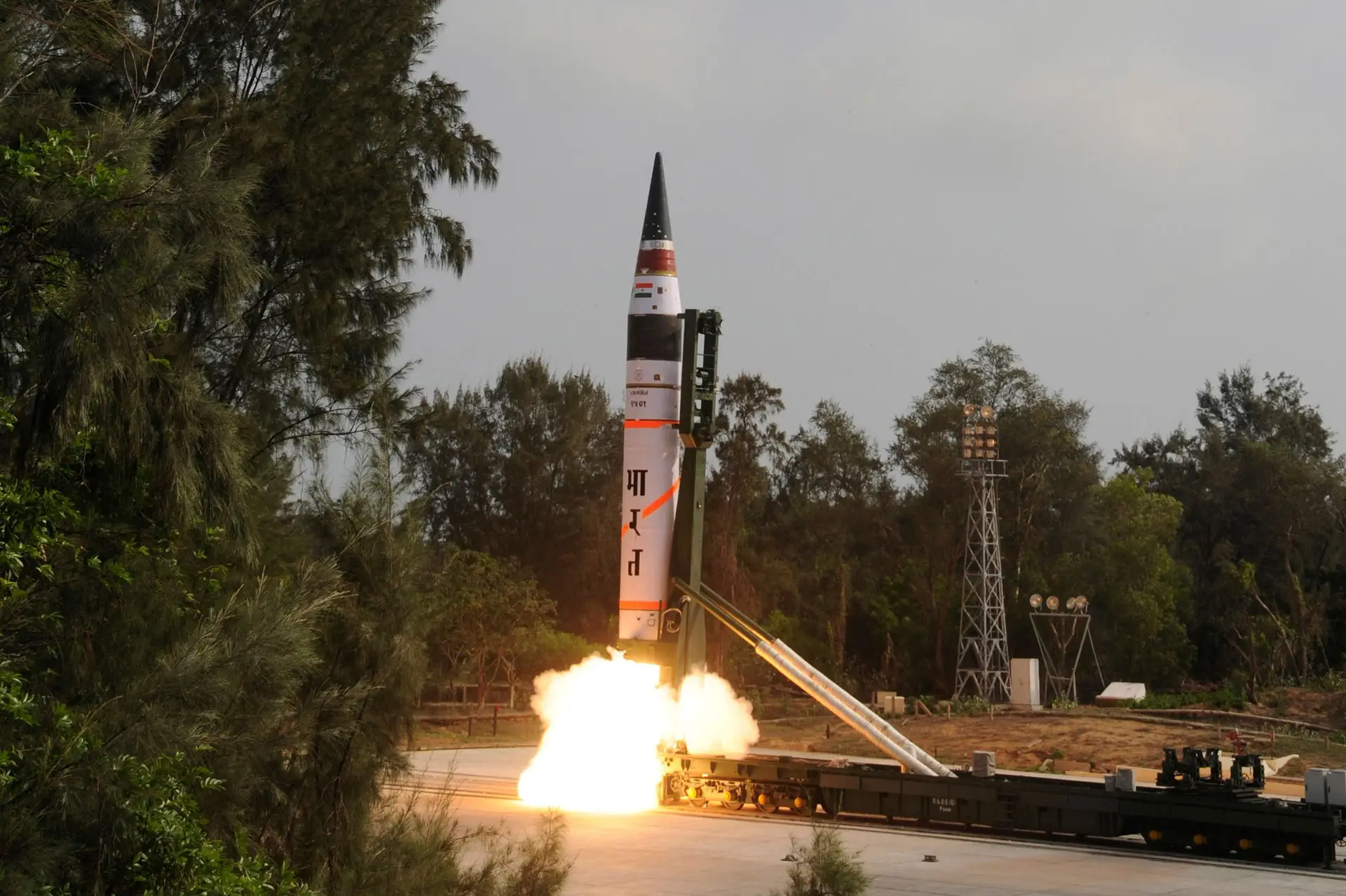 A Índia declarou-se formalmente um estado com armamento nuclear. É provável que Nova Deli tenha fabricado plutónio para produzir para pelo menos 100-120 ogivas nucleares, que não estão preparadas para disparar, mas mantidas em armazém.