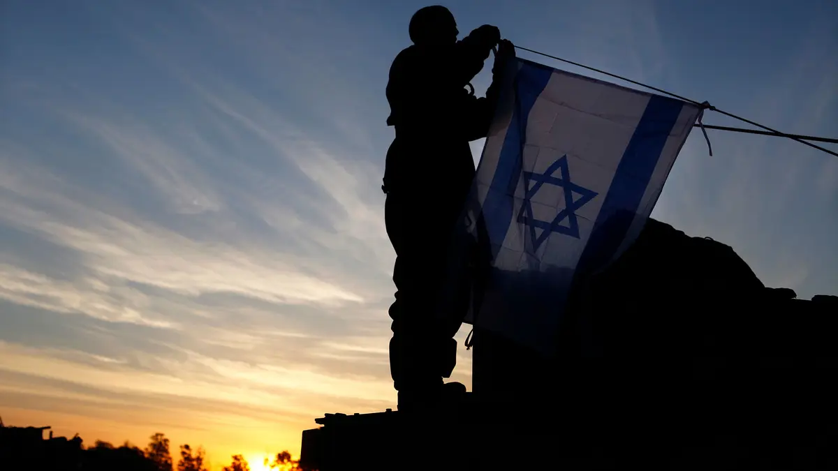 É amplamente conhecido que Israel possui um arsenal nuclear considerável, mas mantém uma política de ambiguidade nuclear. O "stock" israelita é estimado em 80 ogivas. Com base nas estimativas da capacidade de produção de plutónio do reactor Dimona, Israel tem plutónio suficiente para cerca de entre 100 e 200 dispositivos nucleares explosivos avançados.