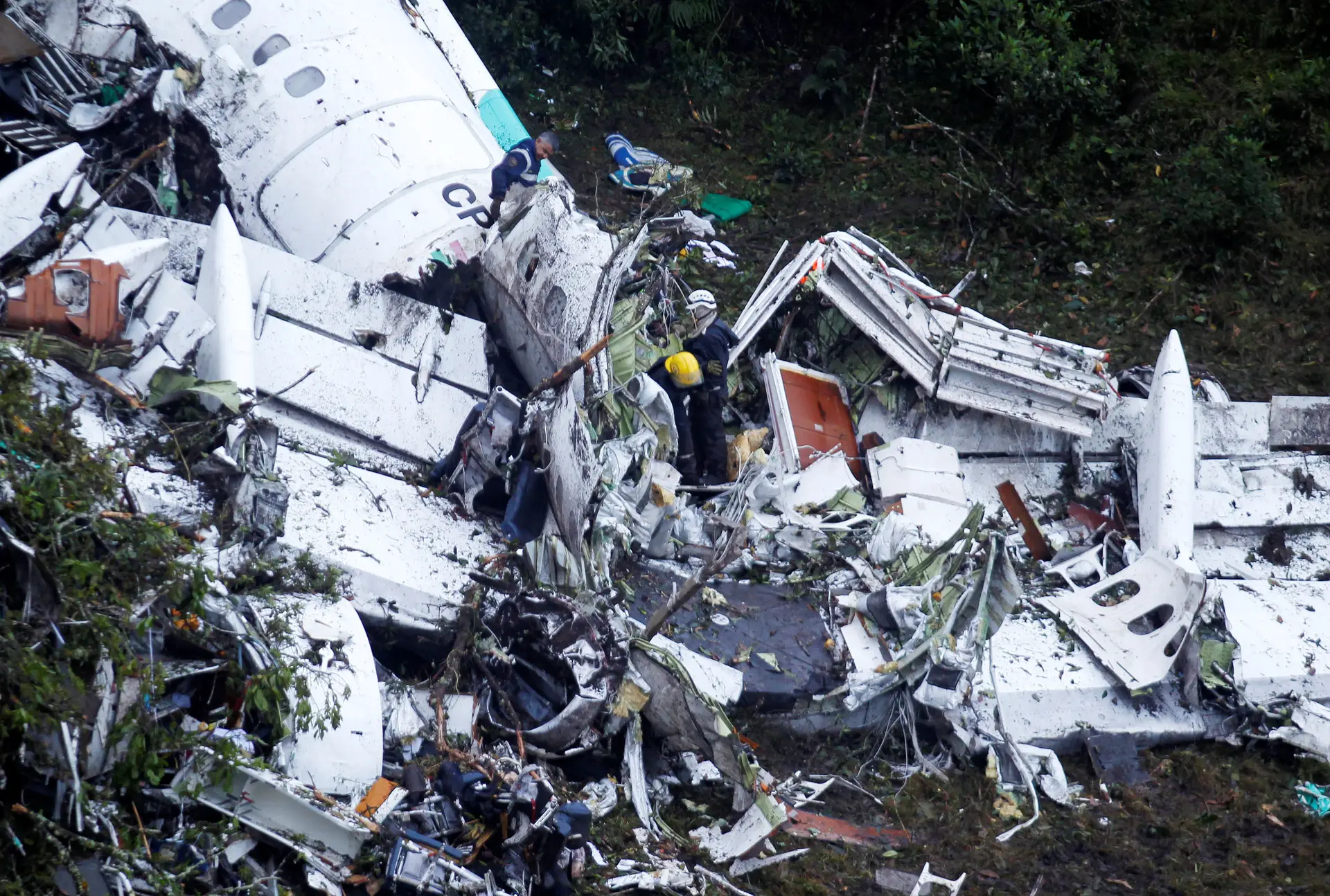Avião da Chapecoense tinha combustível limitado e excesso de peso