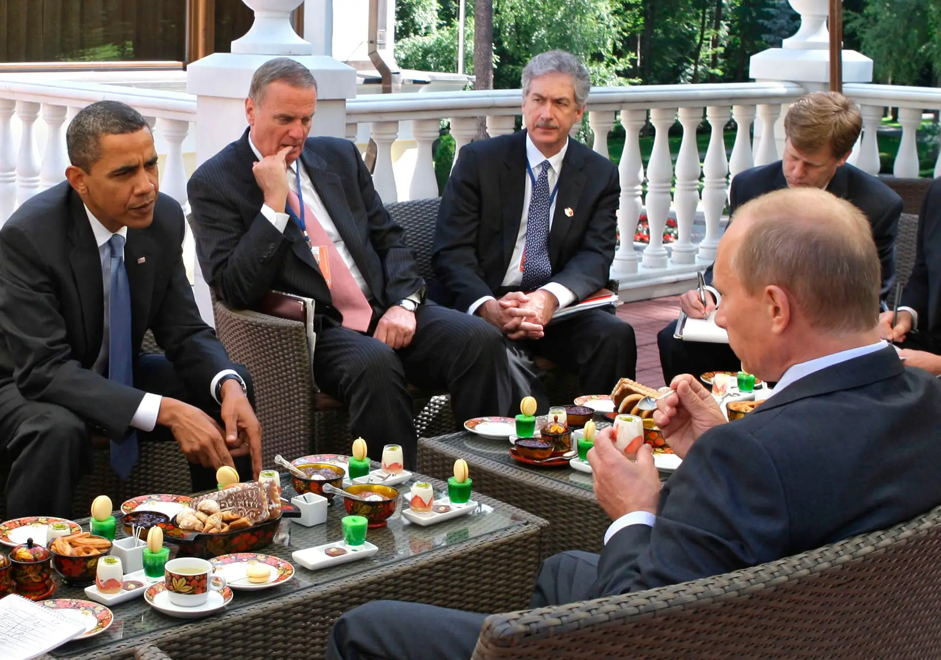 Barack Obama reunido com o então primeiro-ministro russo, Vladimir Putin, na residência de Novo-Ogaryovo, perto de Moscovo, a 7 de julho de 2009.