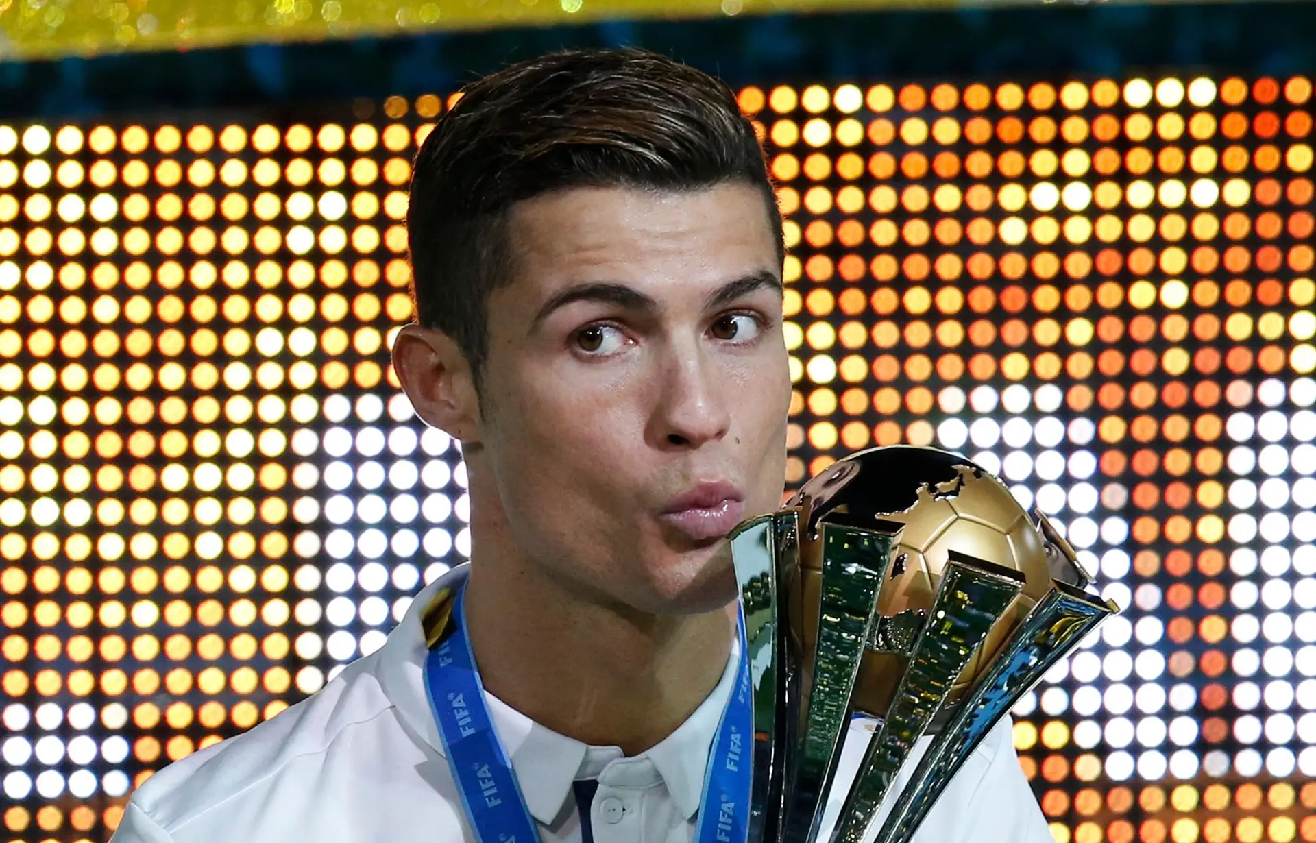 Caras  Cristiano Ronaldo eleito melhor jogador do mundo pela terceira vez