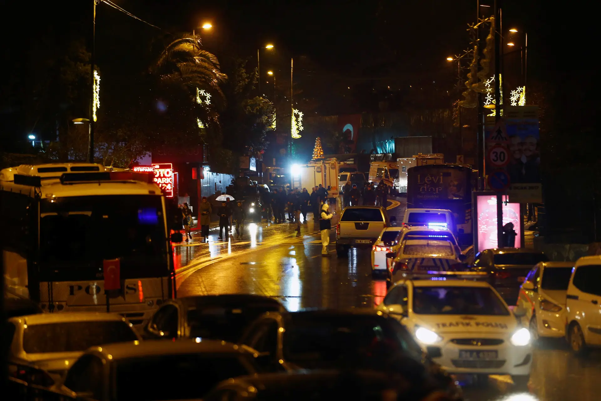 Pelo menos 39 mortos em ataque numa discoteca de Istambul
