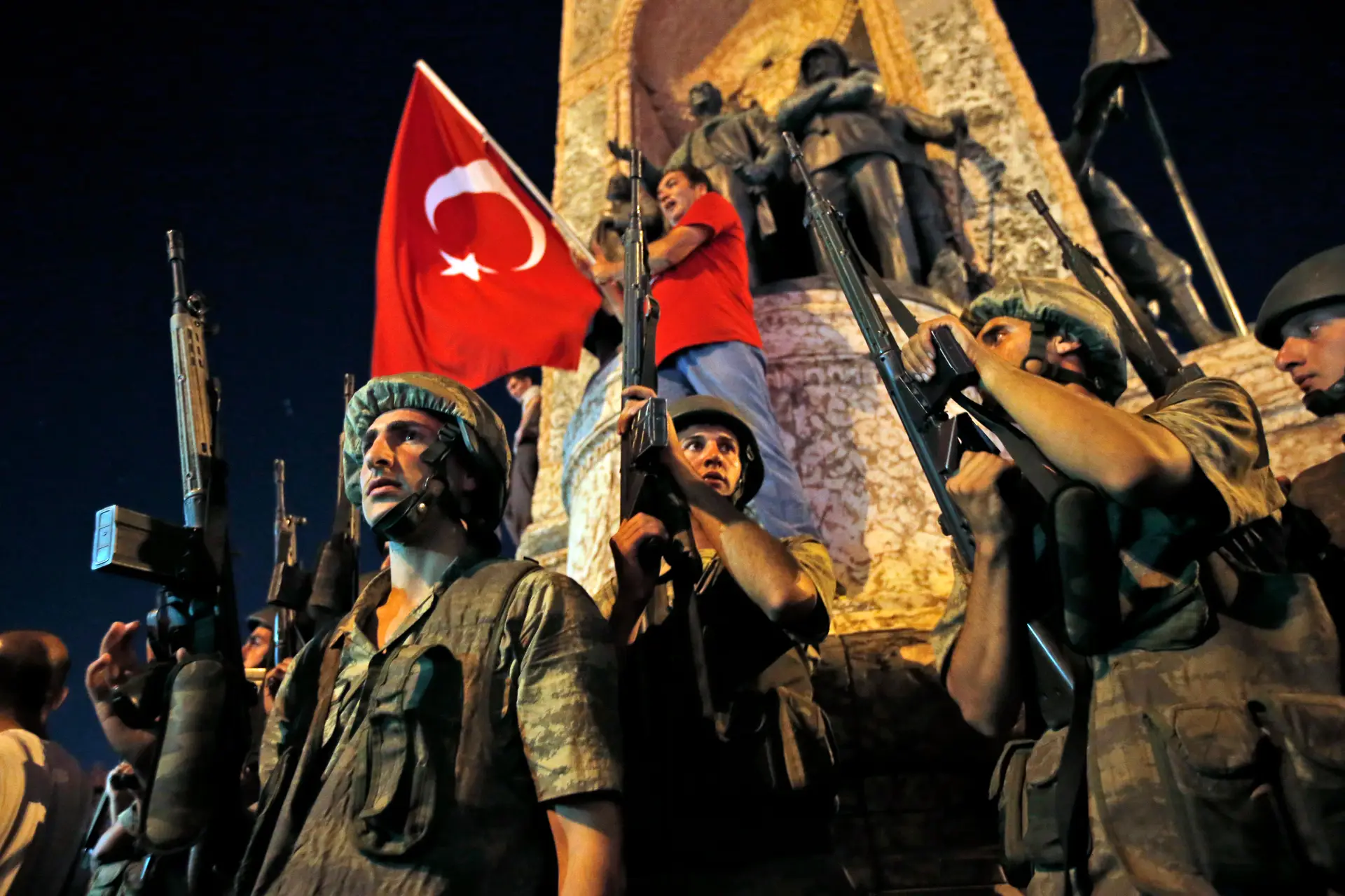 Turquia detém dois quadros da Dogan Holding suspeitos de ligação ao golpe falhado