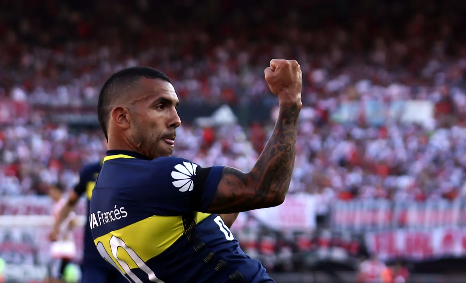 O futebolista argentino Carlos Tévez tornou-se recentemente o jogador mais bem pago do mundo, depois de assinar por um clube chinês.
