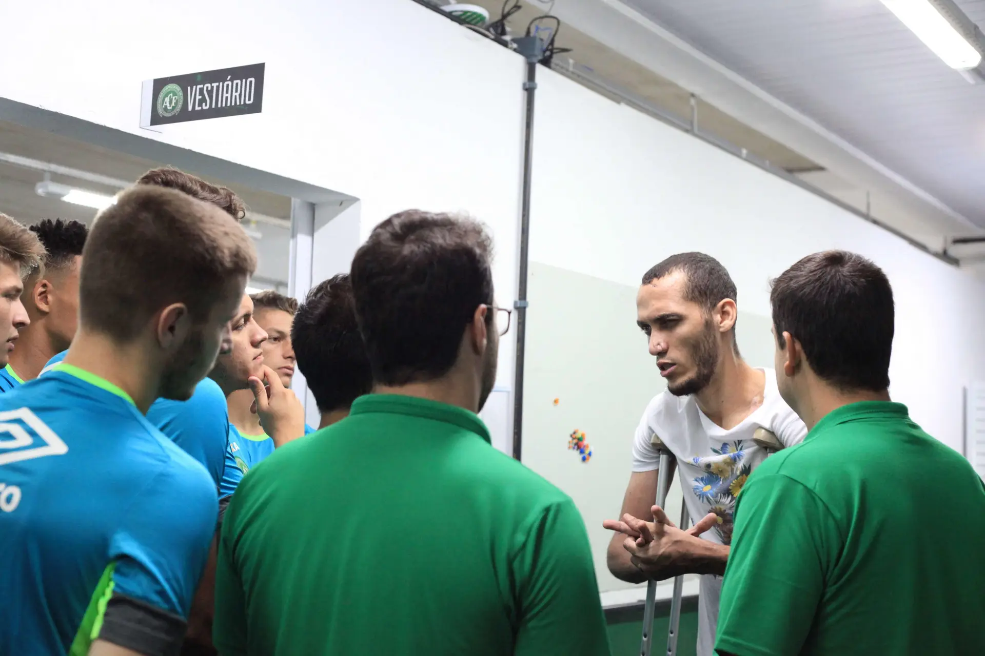 Sobrevivente da queda do avião incentiva plantel na apresentação da Chapecoense