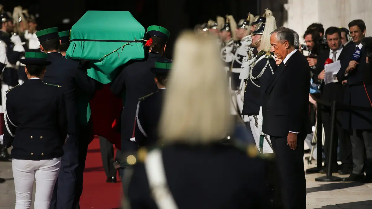 Coberta pela bandeira nacional, a urna com o corpo de Mário Soares chegou ao Mosteiro dos Jerónimos, em Belém, transportada num armão da Guarda Nacional Republicana, uma carruagem militar puxada por quatro cavalos.