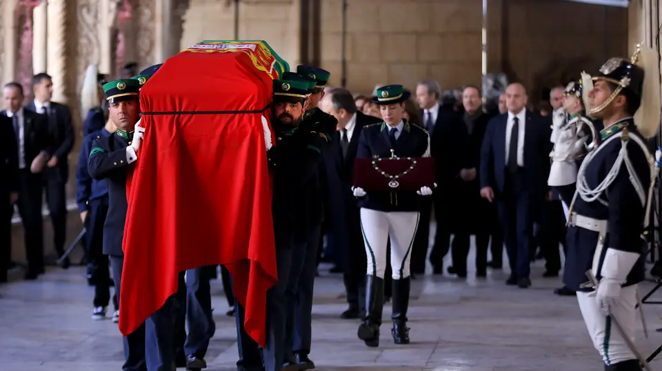 Urna com o corpo de Mário Soares no interior do Mosteiro dos Jerónimos, em Belém
