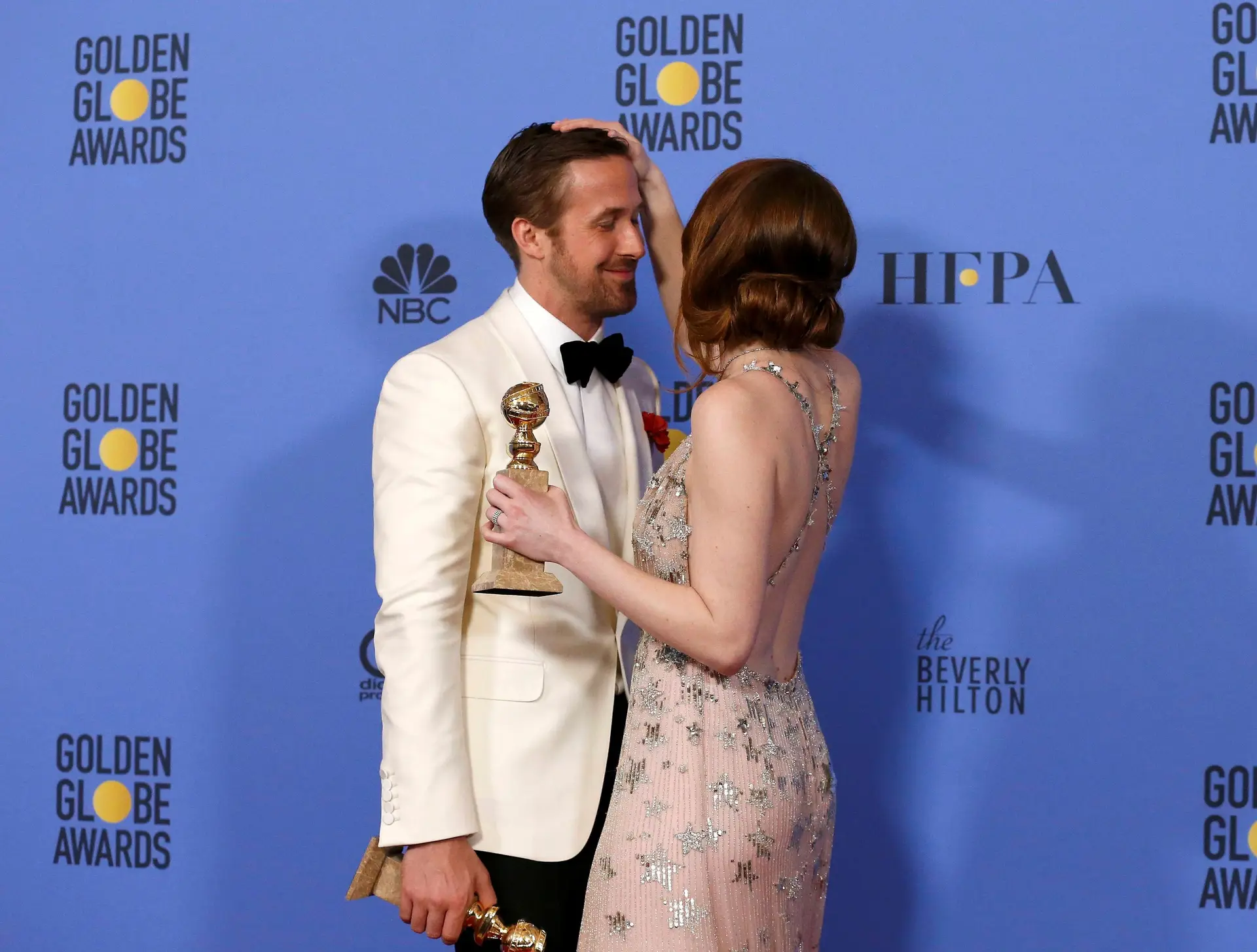 Os atores Ryan Gosling e Emma Stone com os seus globos para "Melhor Ator em Comédia ou Musical" pelo filme "Deadpool" e "Melhor Atriz em Comédia ou Musical" pelo seu papel em "La La Land", respetivamente.