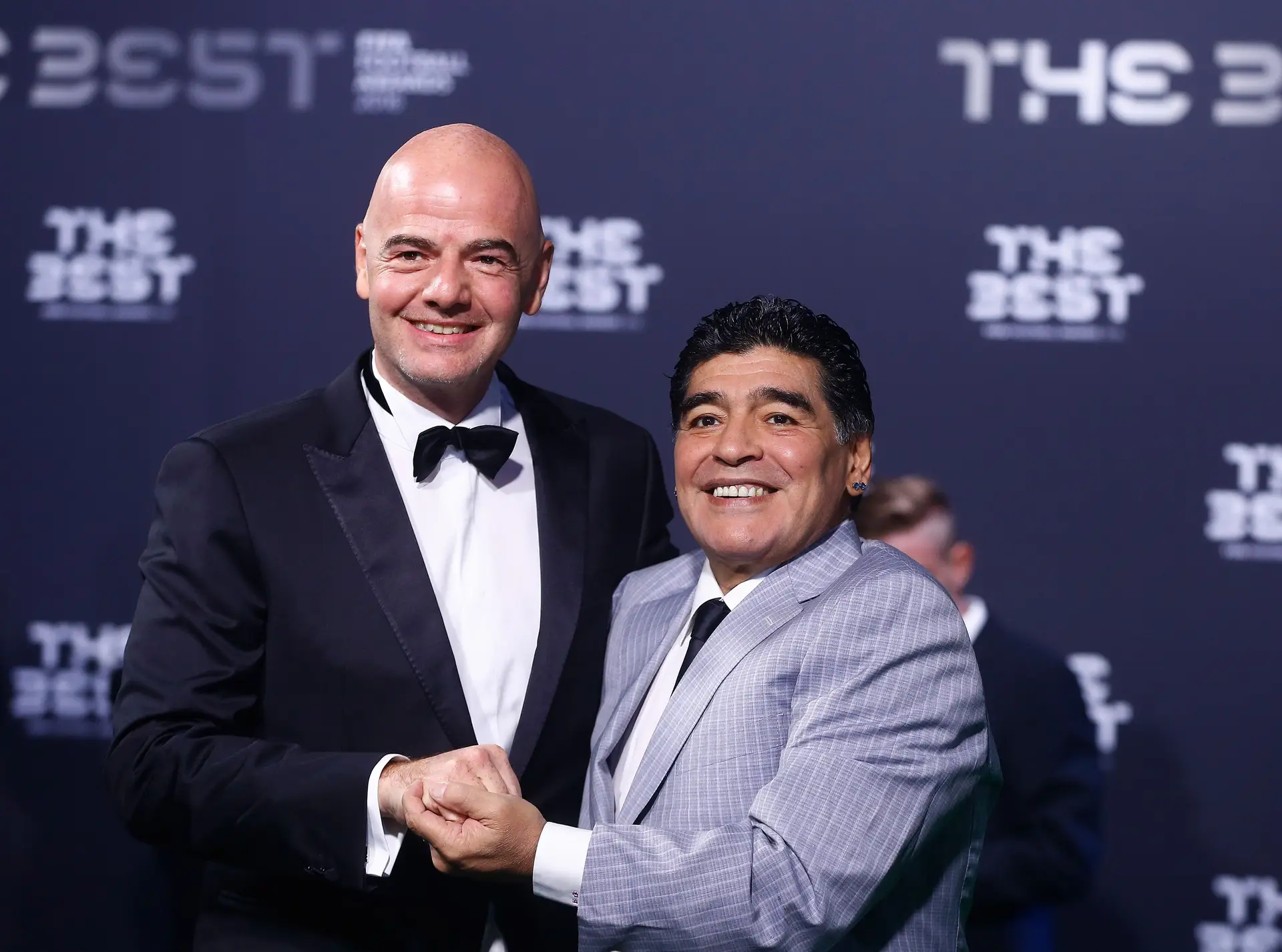 Maradona e Puyol apoiam alargamento do número de seleções no Mundial de futebol