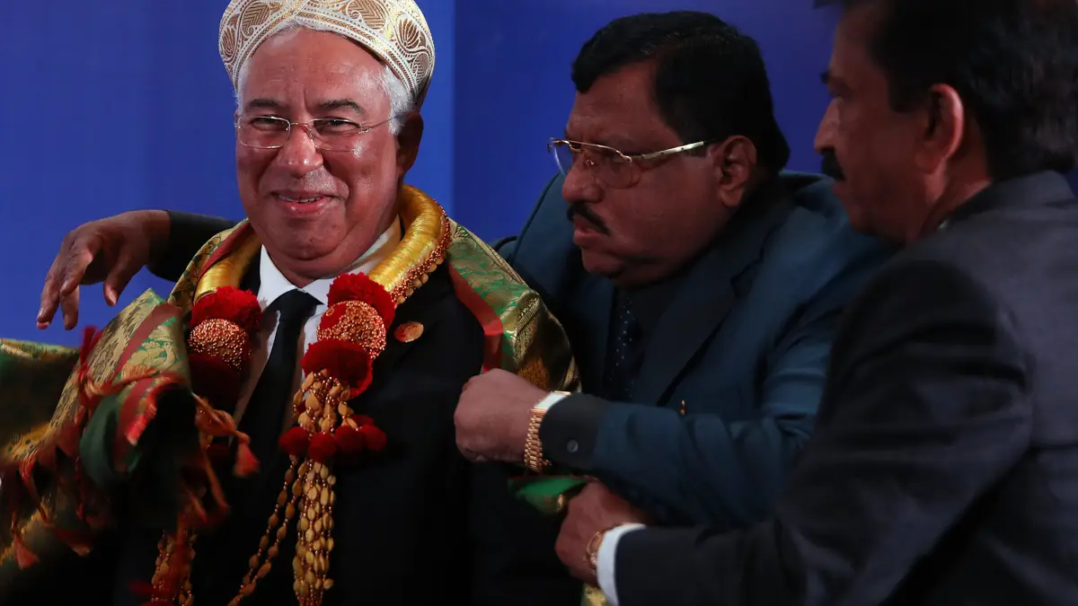 O Primeiro Ministro António Costa recebe uma oferta de um traje tipico do Estado de Karnataka no final do Seminário Económico