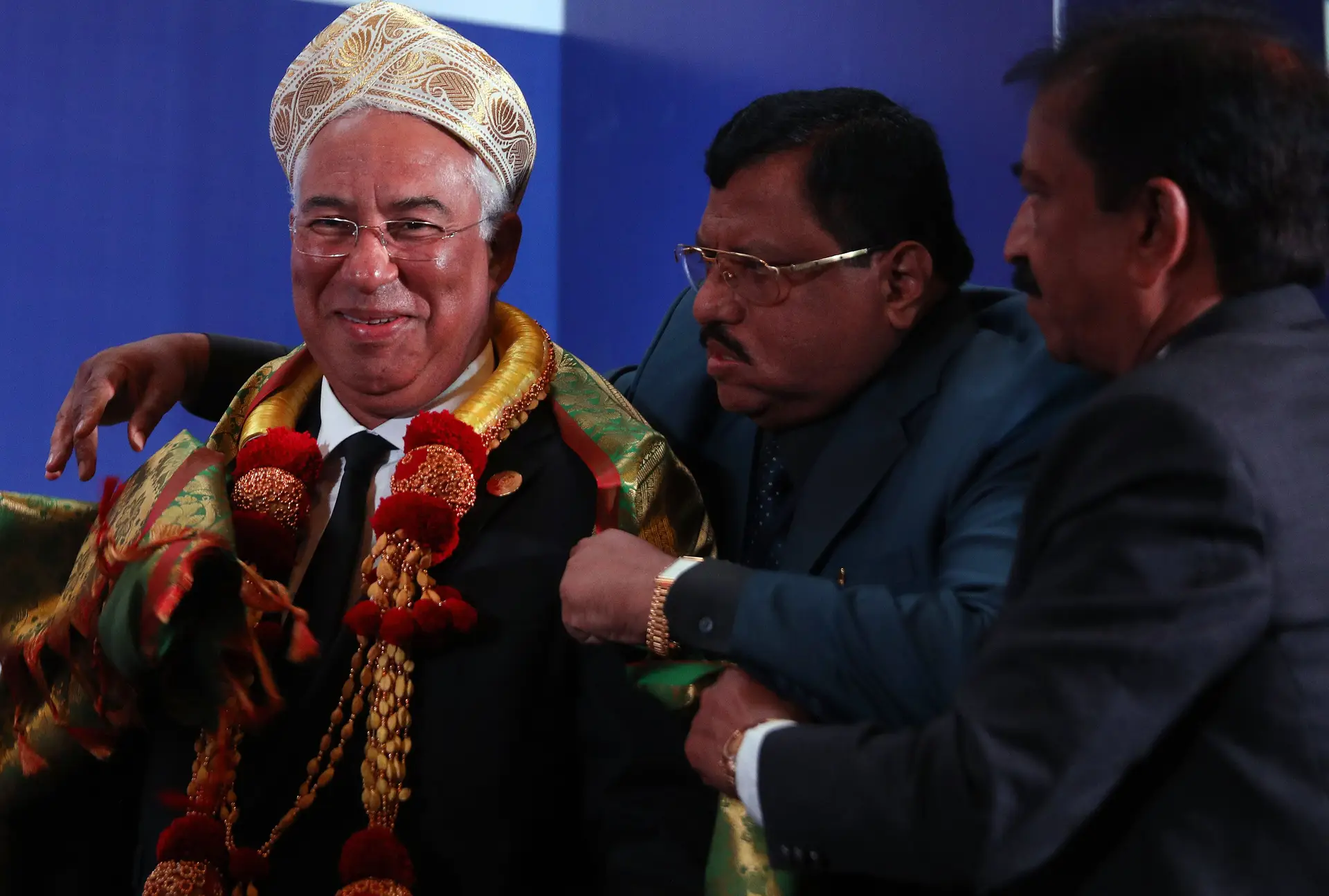 O Primeiro Ministro António Costa recebe uma oferta de um traje tipico do Estado de Karnataka no final do Seminário Económico