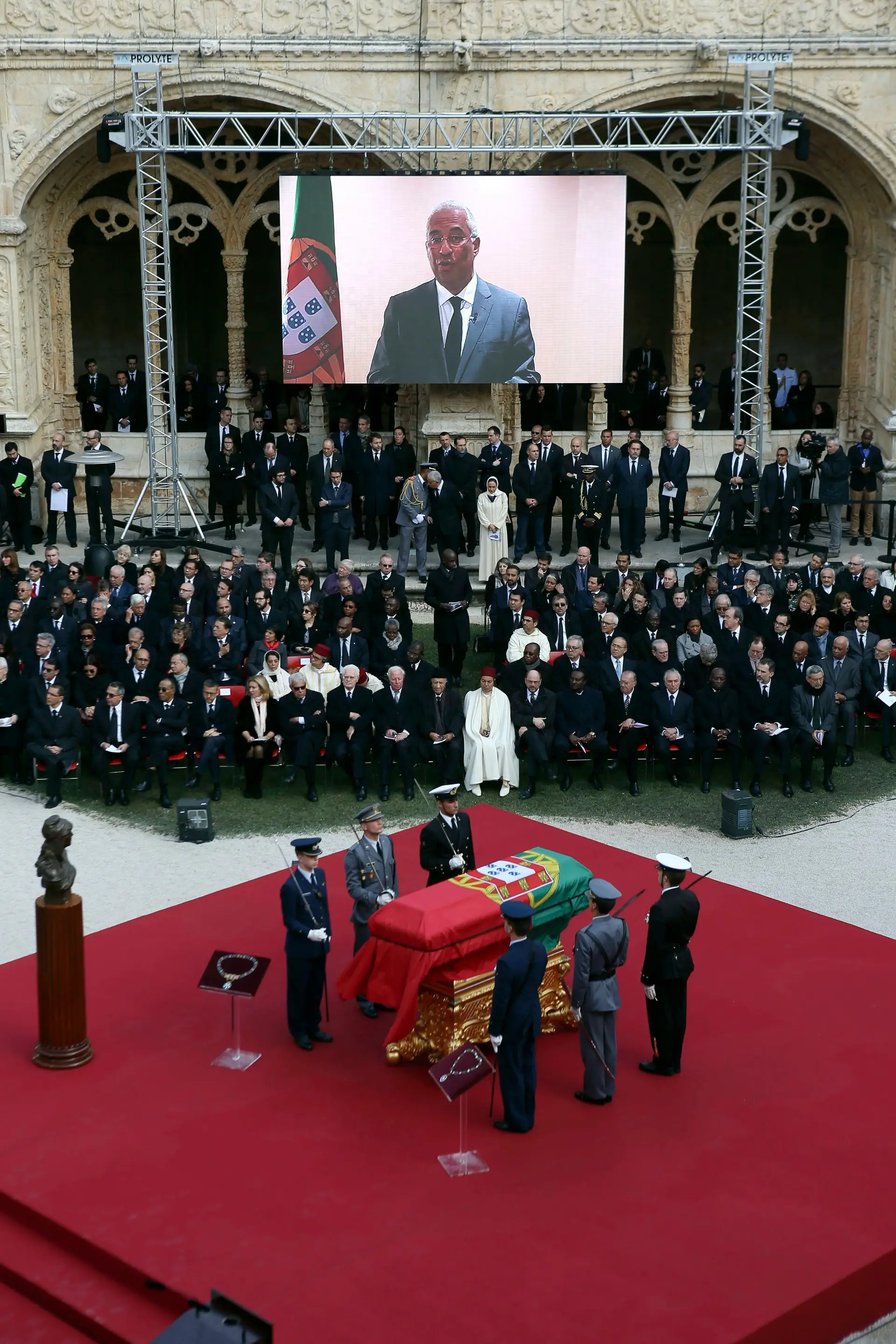 Soares "foi o rosto e a voz da nossa liberdade", afirma o primeiro-ministro, em vídeo